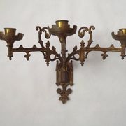 Ensemble élégant de trois appliques murales en bronze doré de style gothique français.