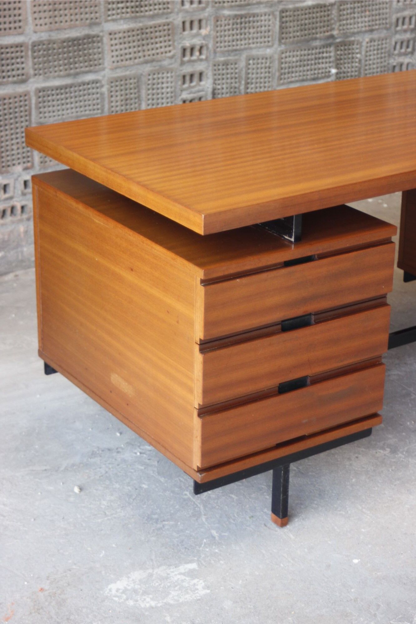 Mahogany veneer desk by Pierre Guariche for Minvielle, 1950s