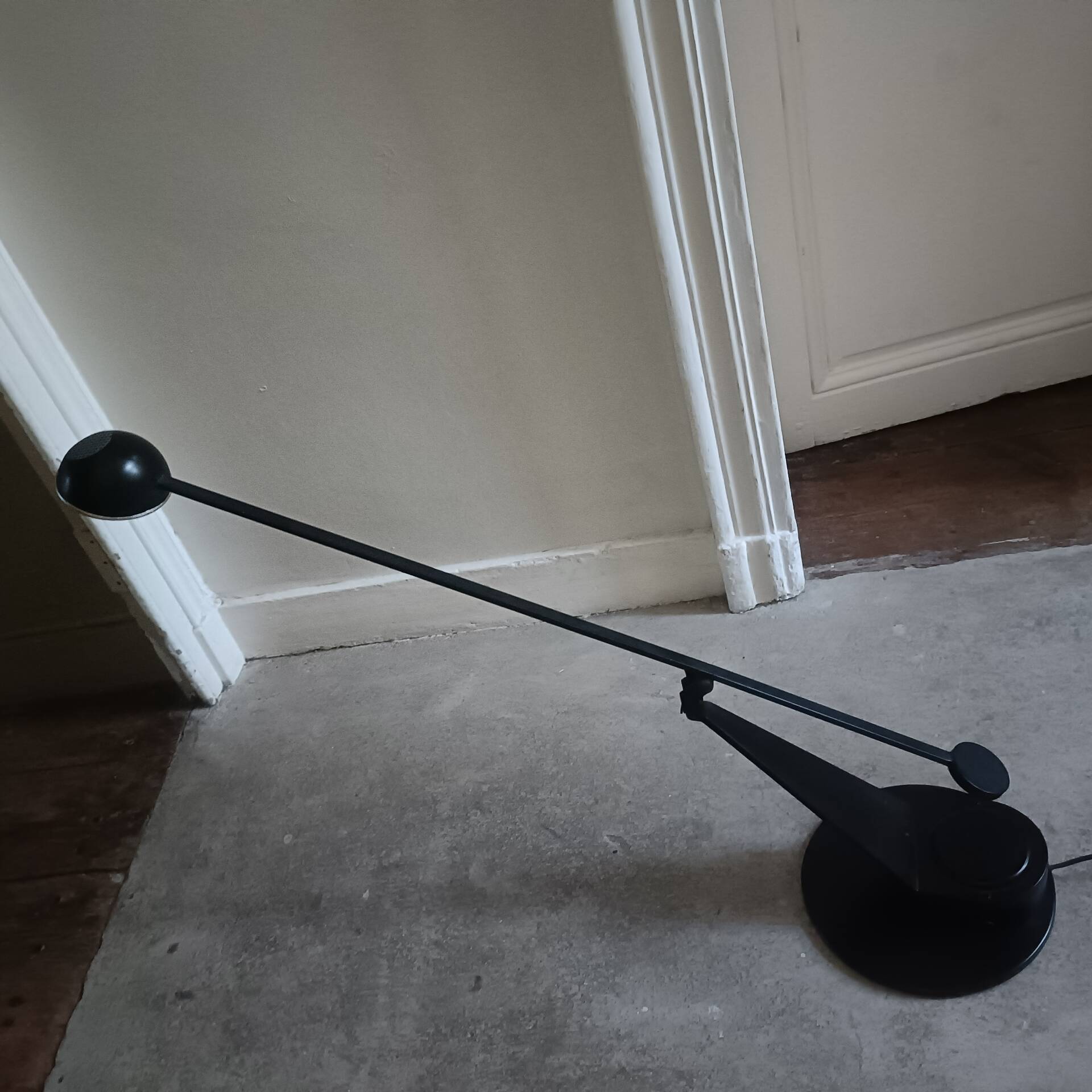 Desk lamp with a balance arm, Fase