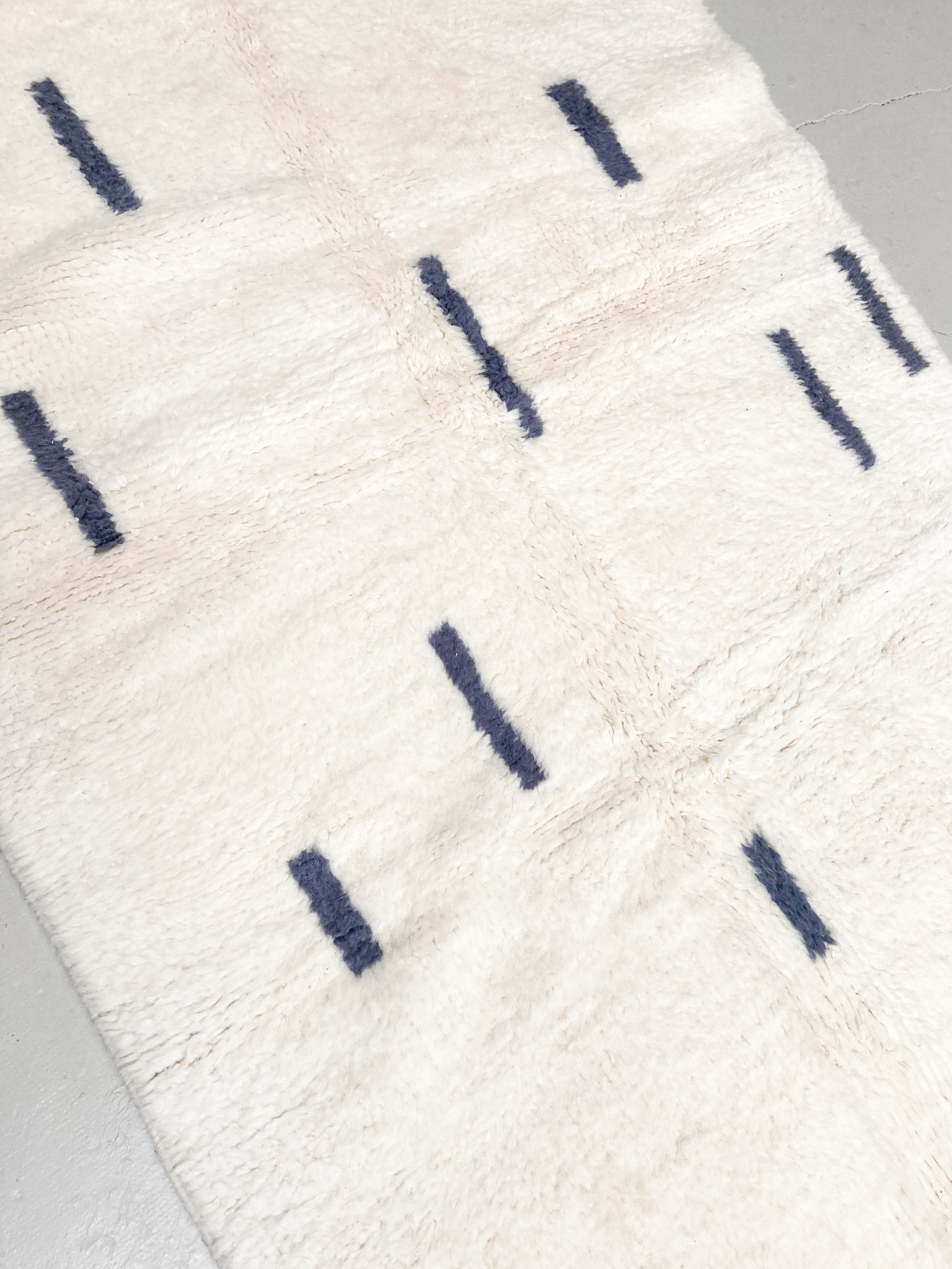 Moroccan Berber carpet beni ouarain ecru with blue graphic patterns 264x161cm