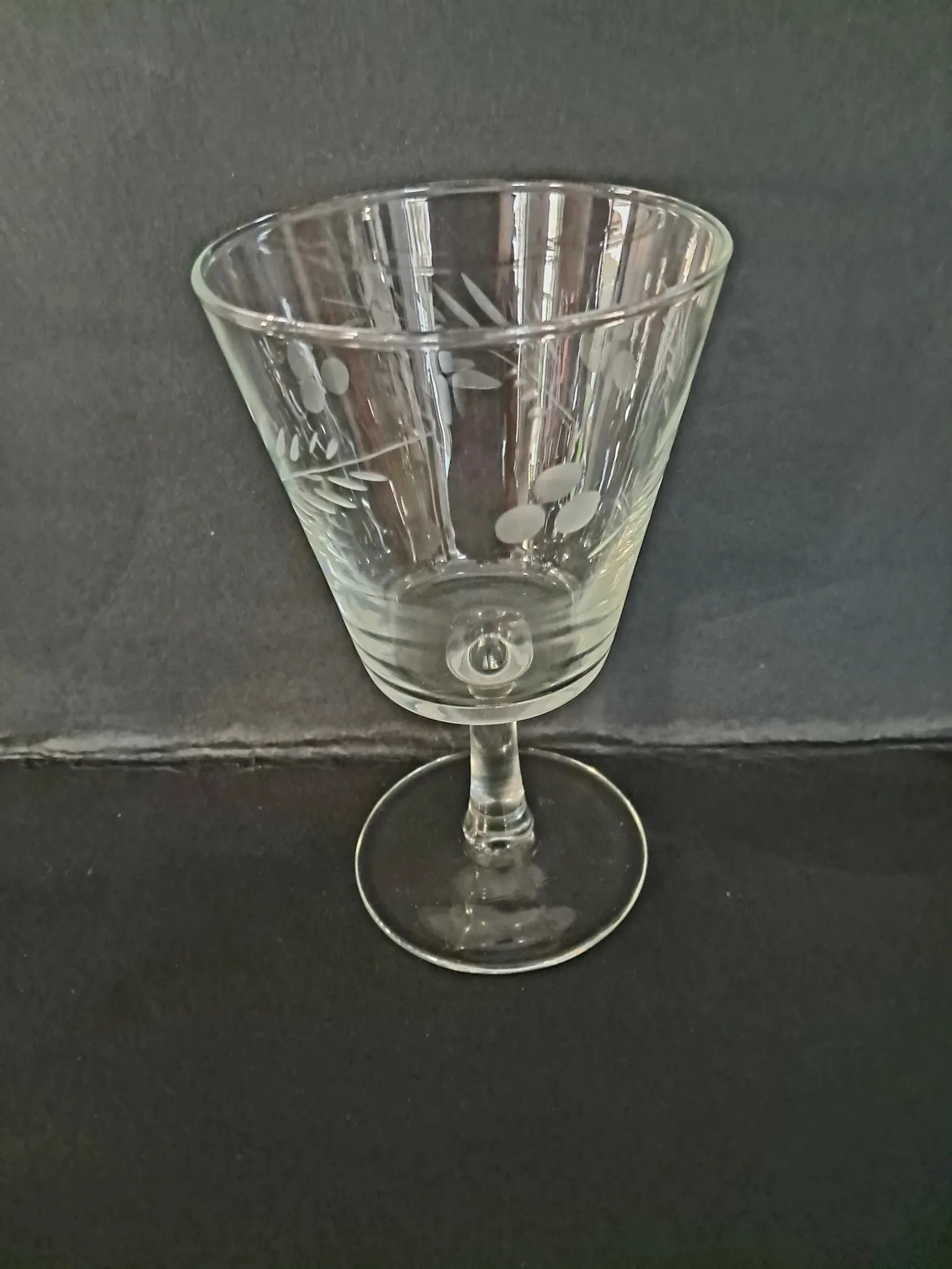 4 engraved wine glasses from the 1960s