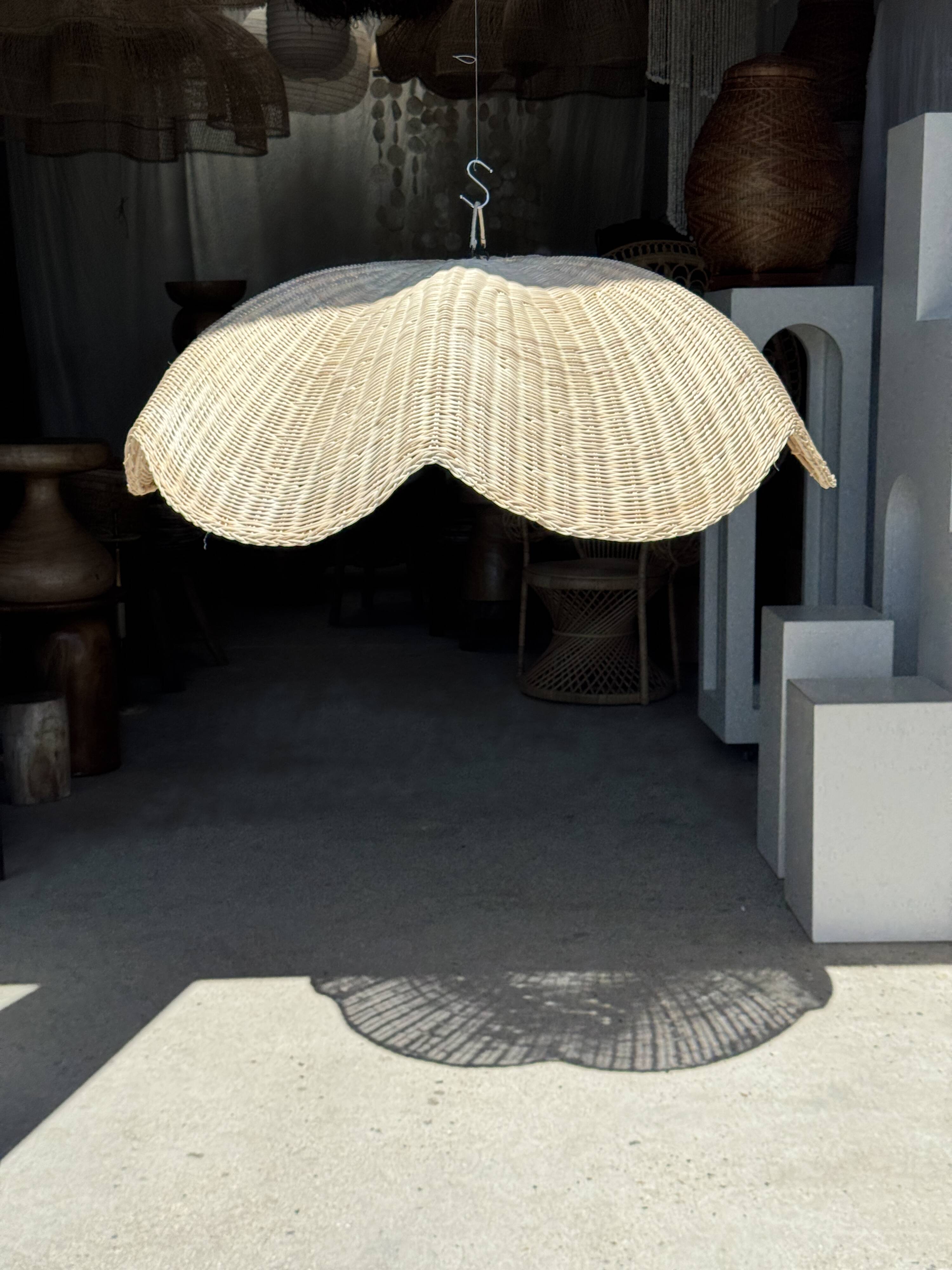 Large suspension or lampshade in flat woven tulip flower rattan H35 D