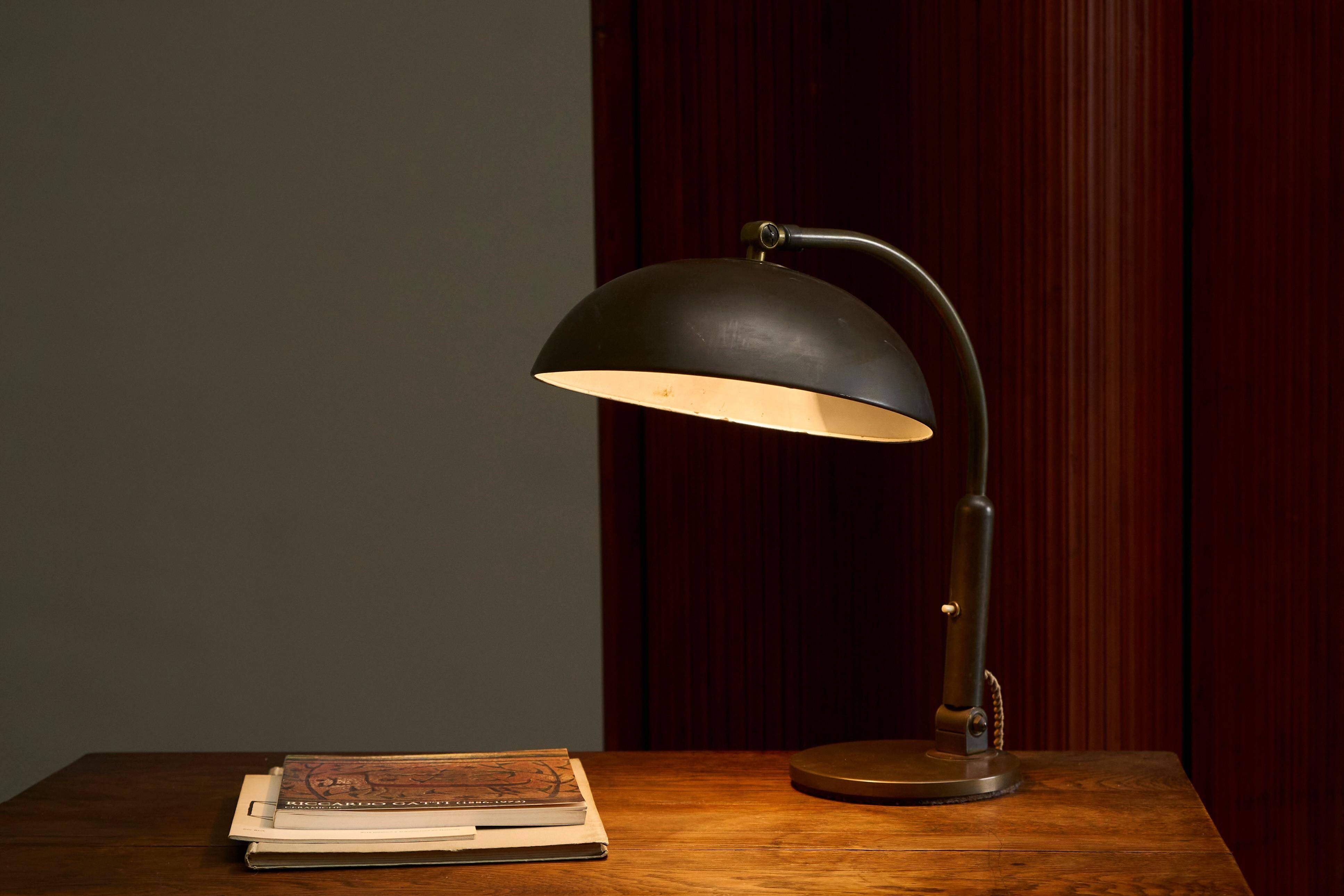 Modernist desk lamp in patinated brass from the 1930s.