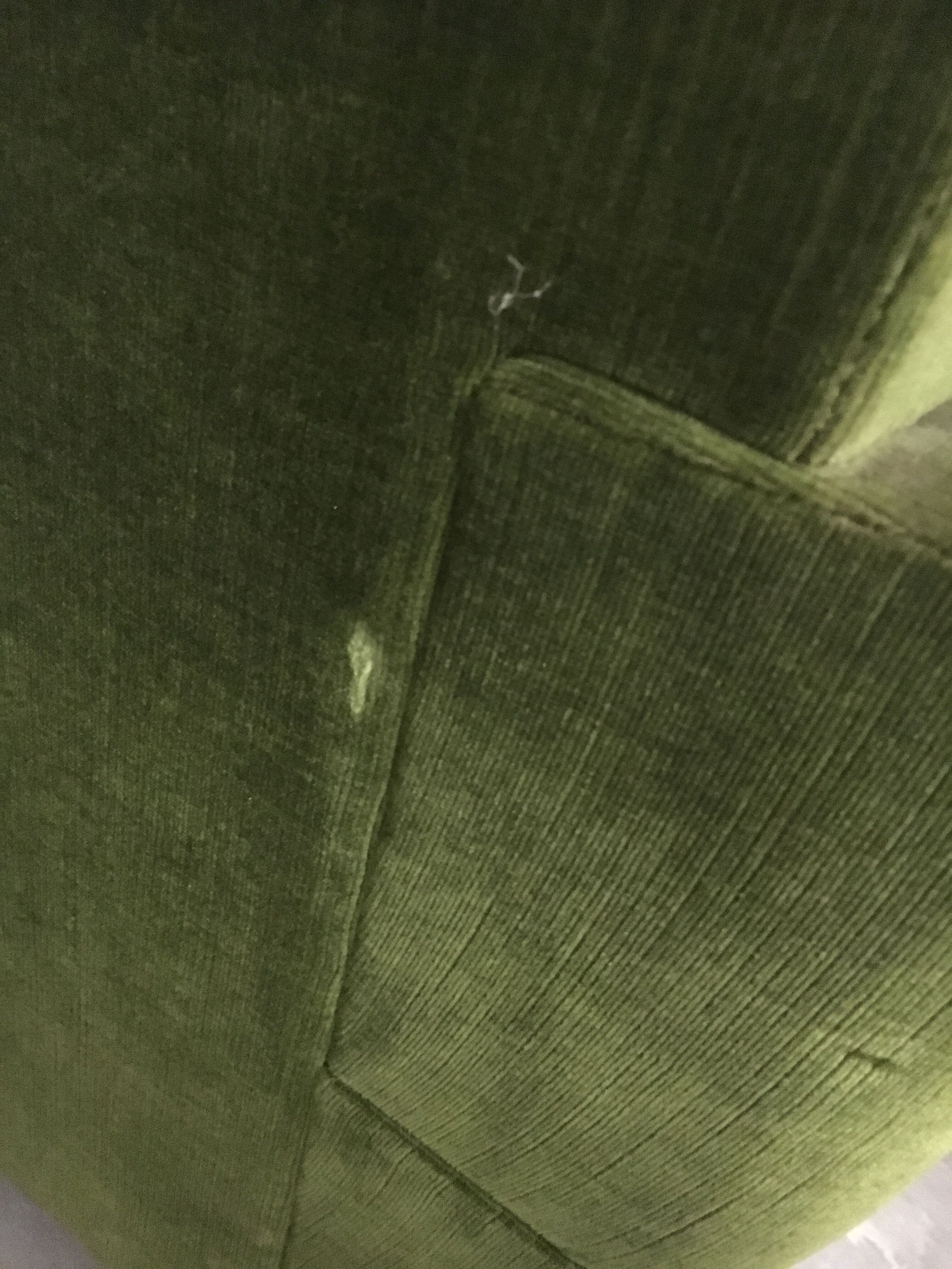 Paire de fauteuils, velours vert à roulettes, des années 70