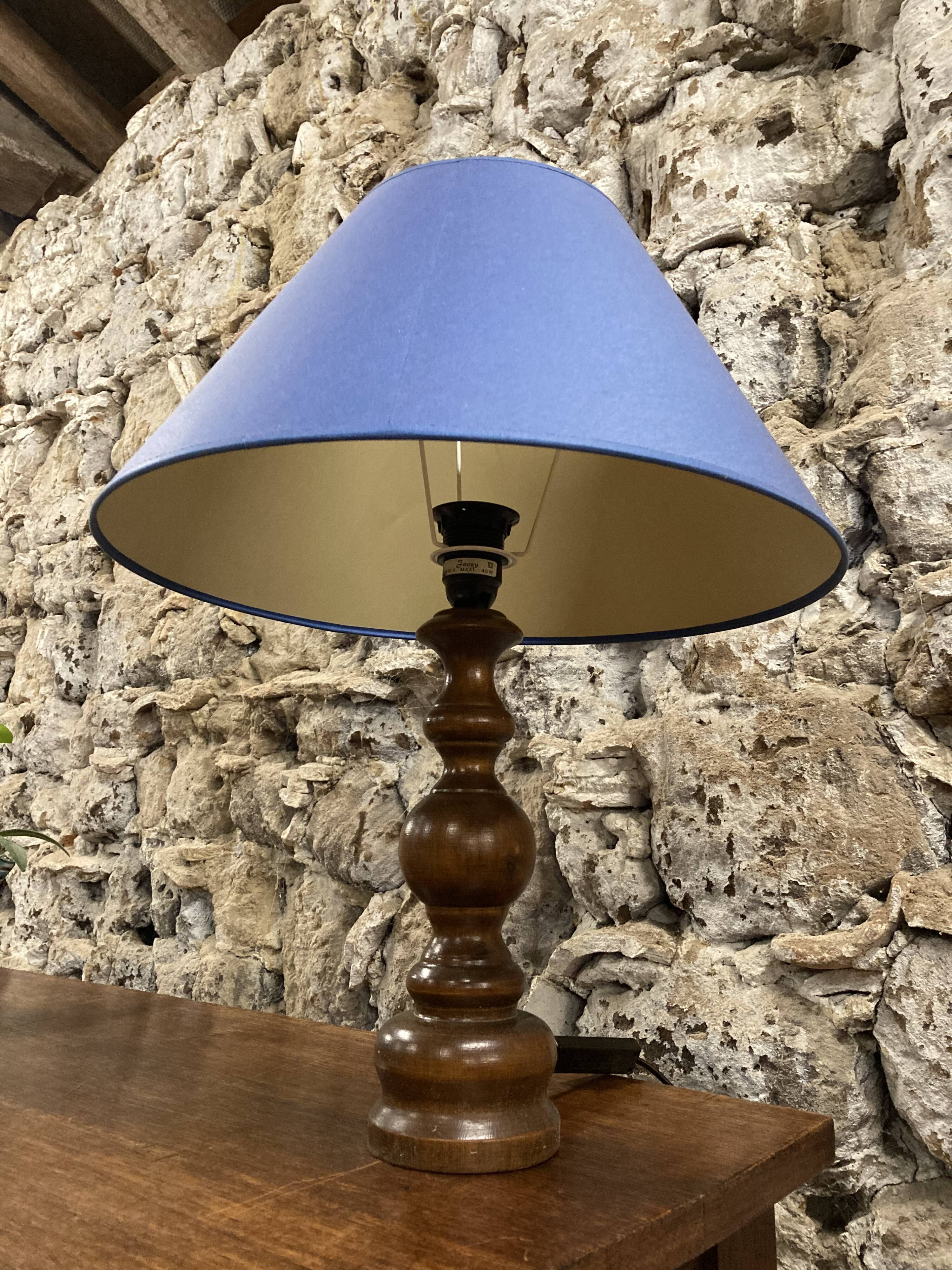 Lampe en bois tourné vintage avec abat jour bleu