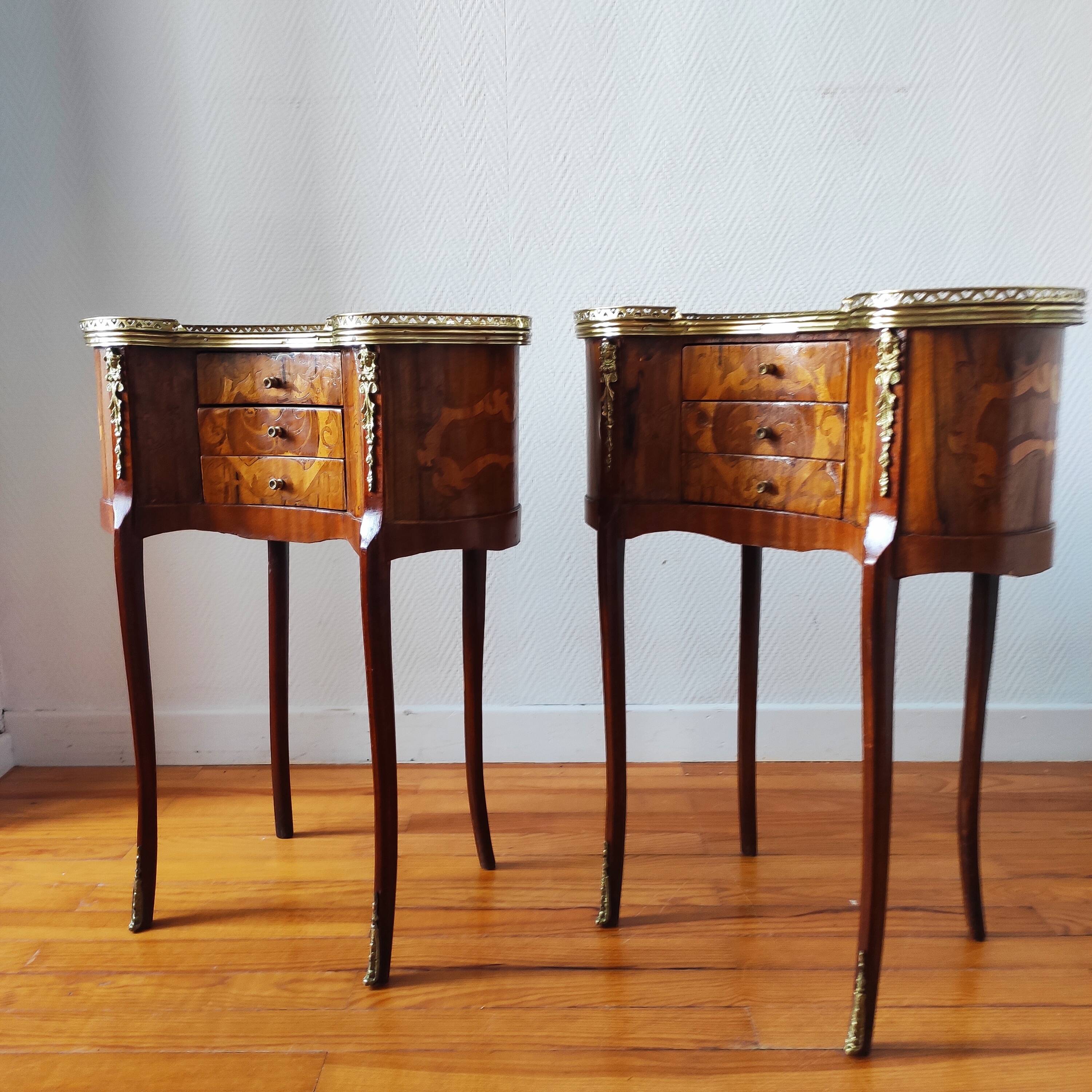 Paire de tables de chevet style Louis XV en bois marqueté