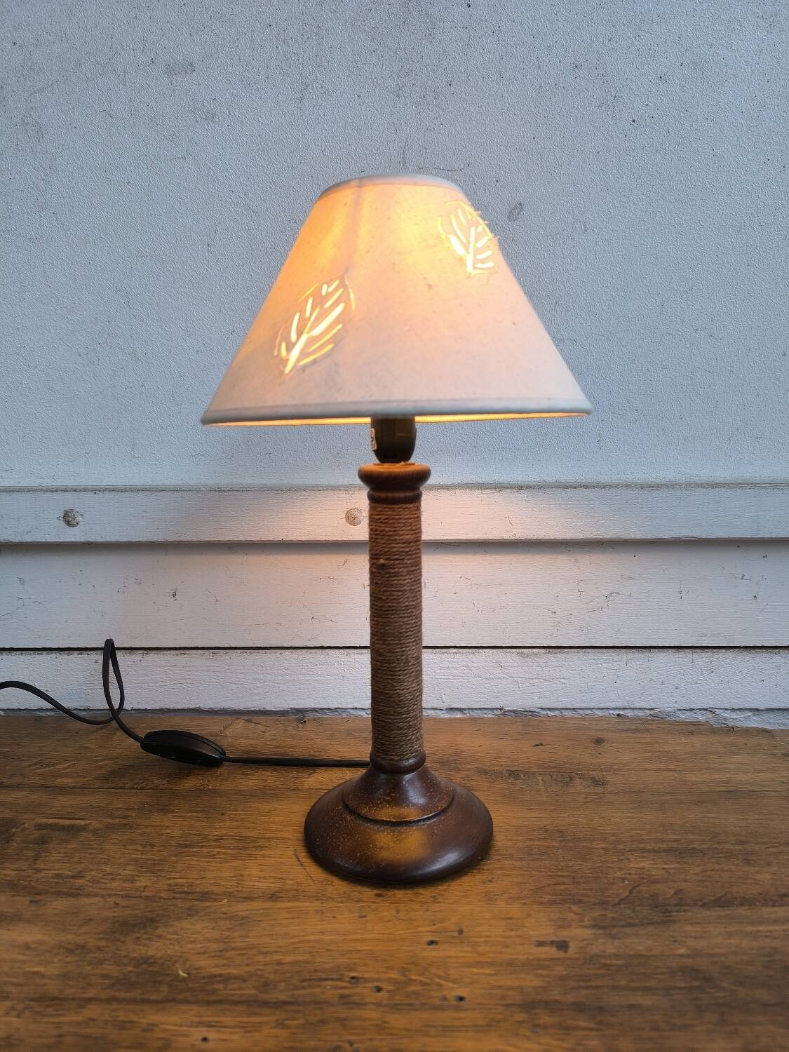 Table lamp in turned wood and rope