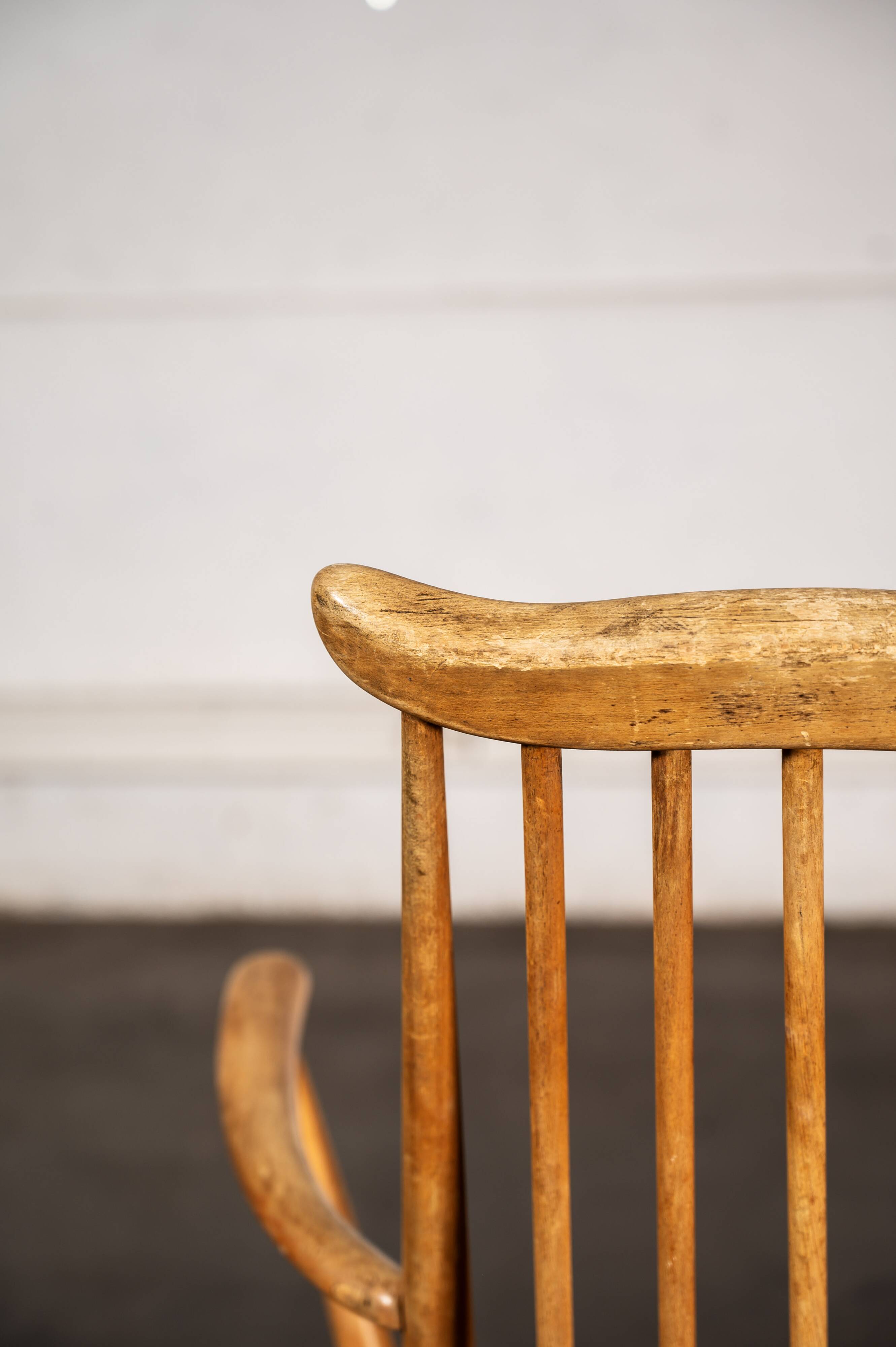 Set of 2 Windsor chairs with armrests.