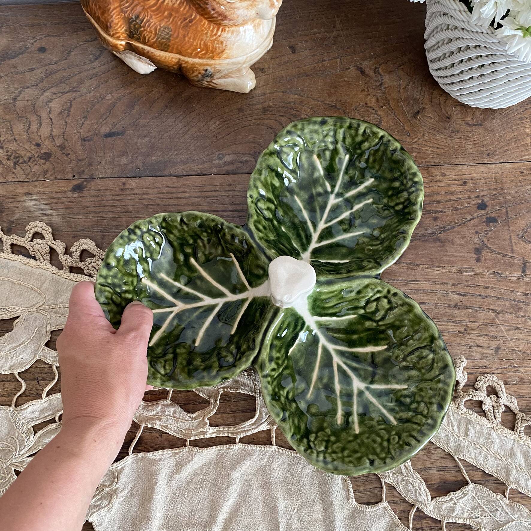 Plat serviteur en barbotine feuilles de chou
