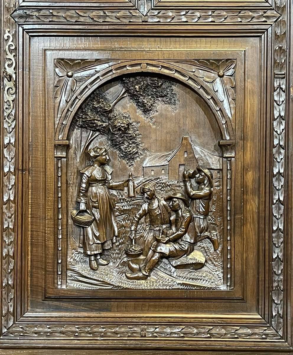 Buffet Breton 2 corps début XXème en châtaignier richement sculpté