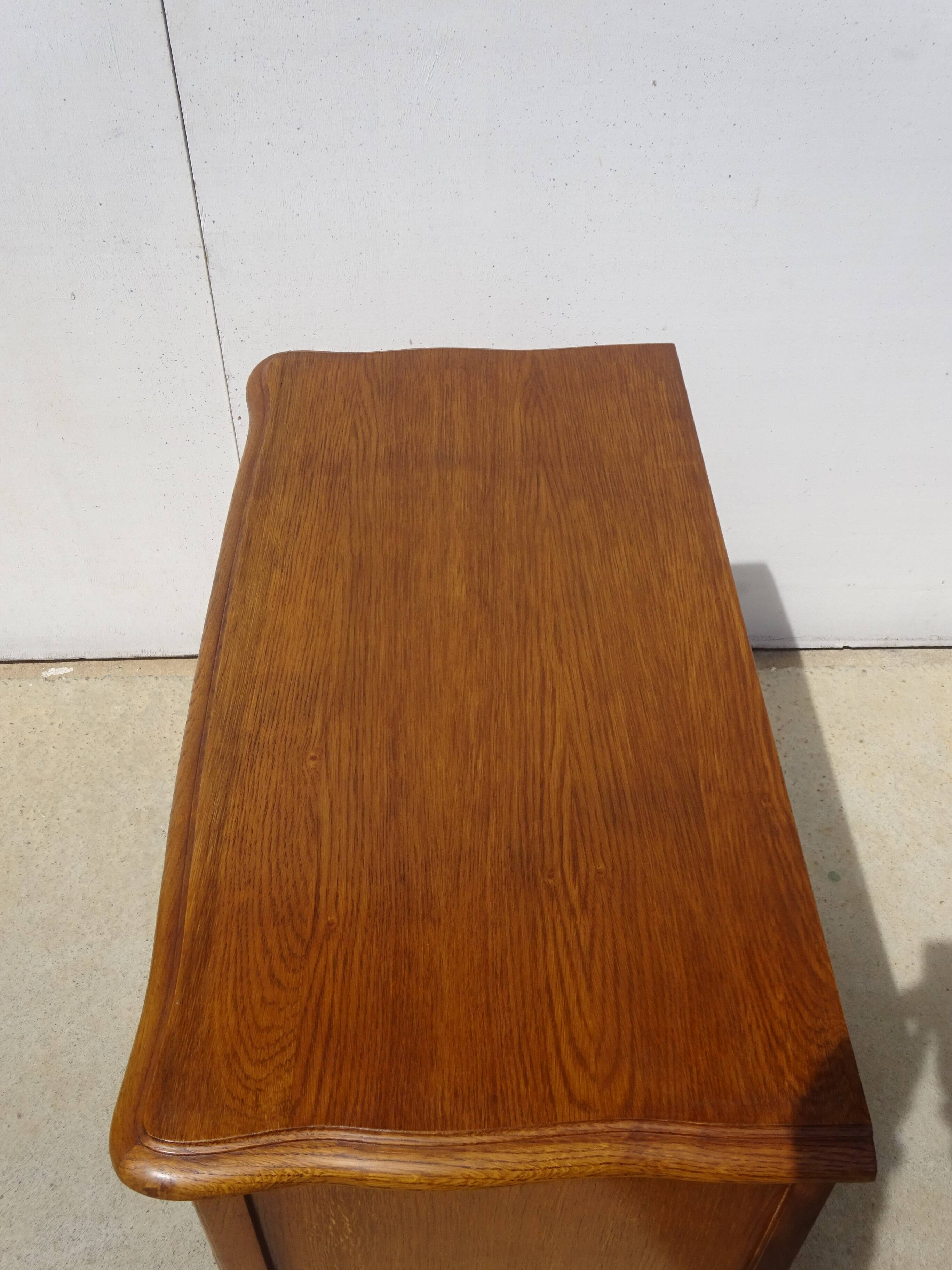 Oak TV unit with a rotating top