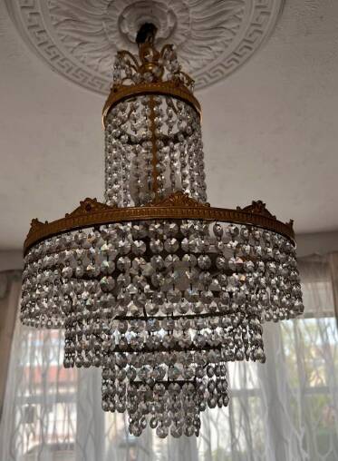 3-light chandelier in gold metal and glass pendants