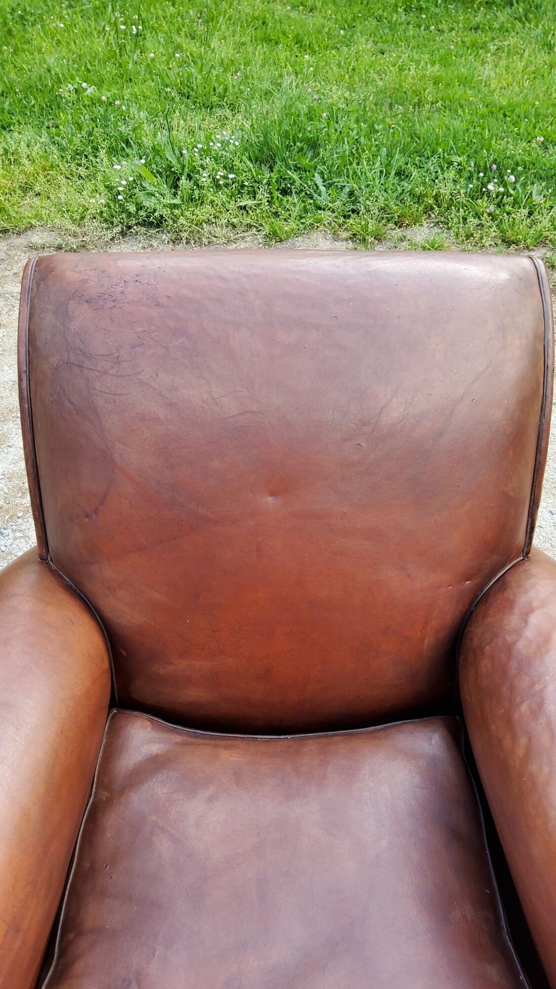 Paire de fauteuils club en cuir brun des années 30