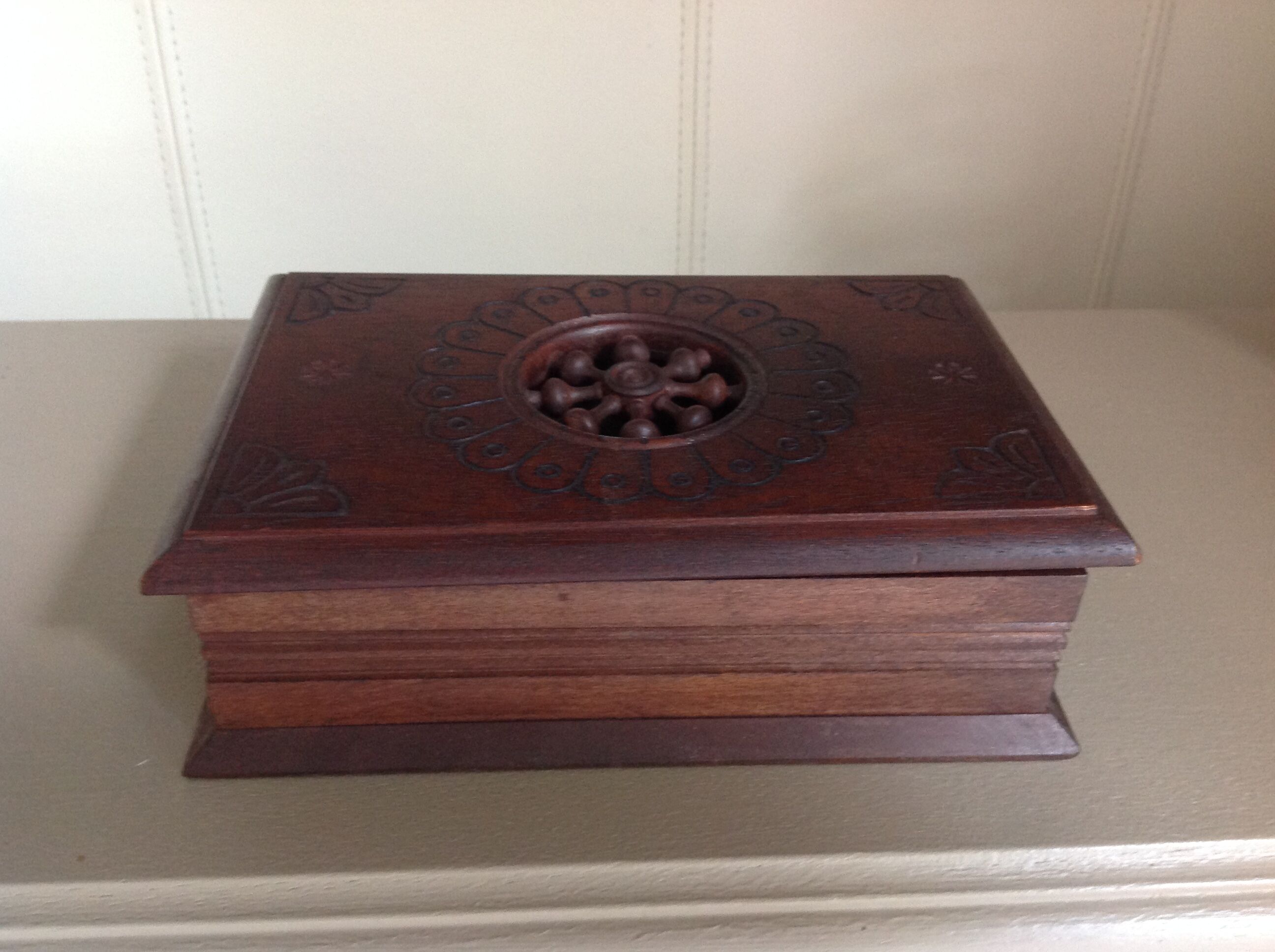 Old cigarette box in openwork varnished wood 30-40s
