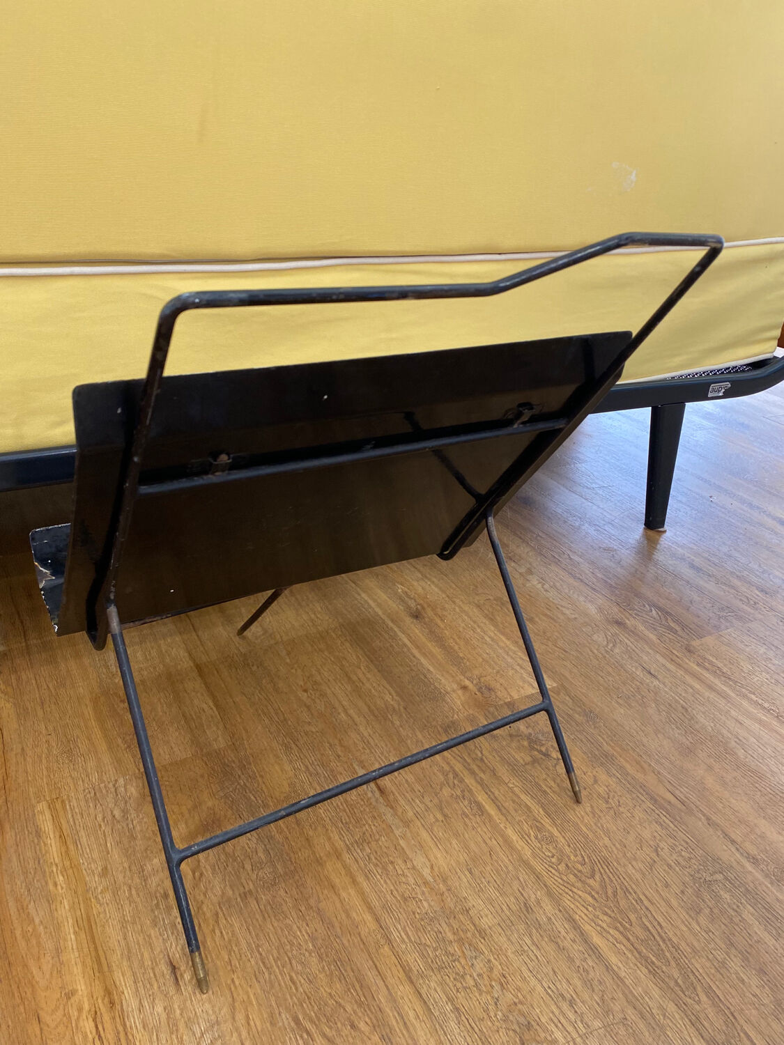 Enamelled magazine rack