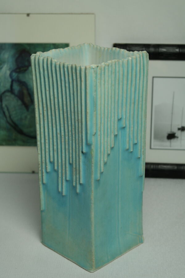 Vase céramique moderniste bleu estampillé signé années 80