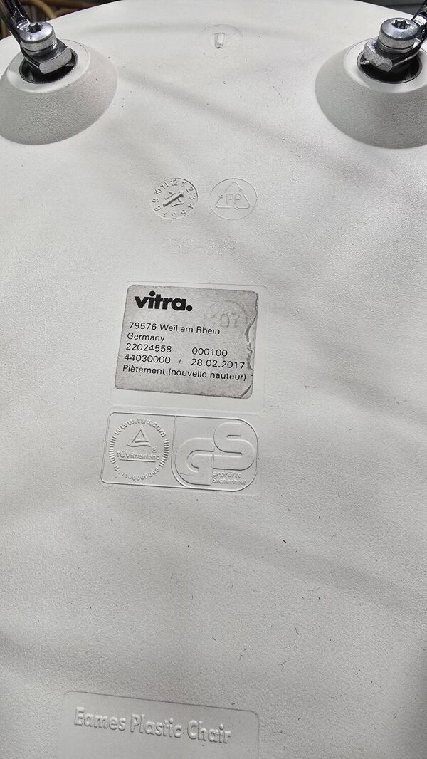 Chaise DSR style Eames Vitra blanche avec piètement Eiffel chromé