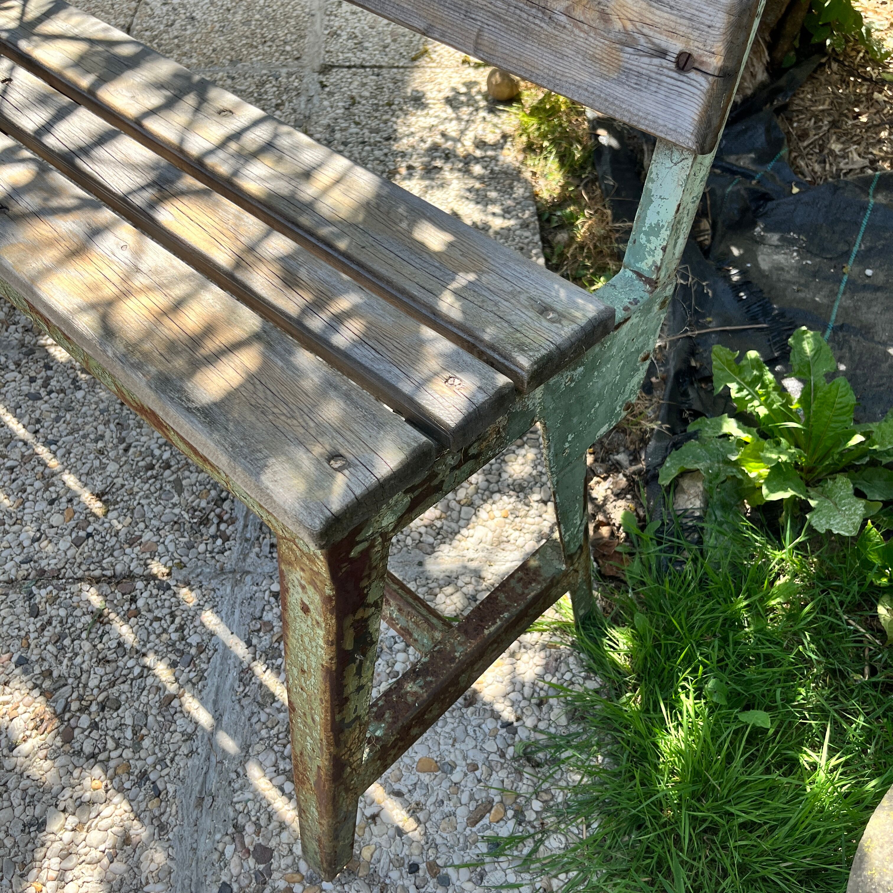 Garden bench in iron and wood and these 2 wooden stools