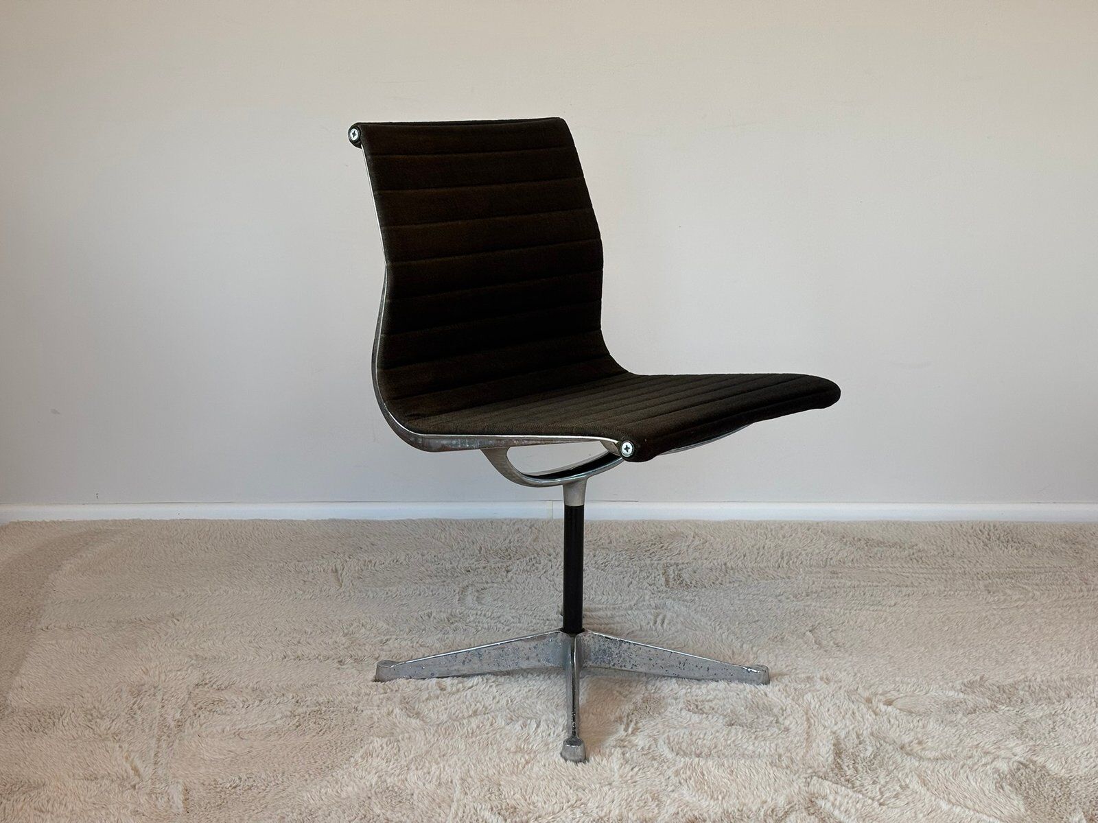 Model EA 105 aluminium chair by Eames for Herman Miller, 1970s