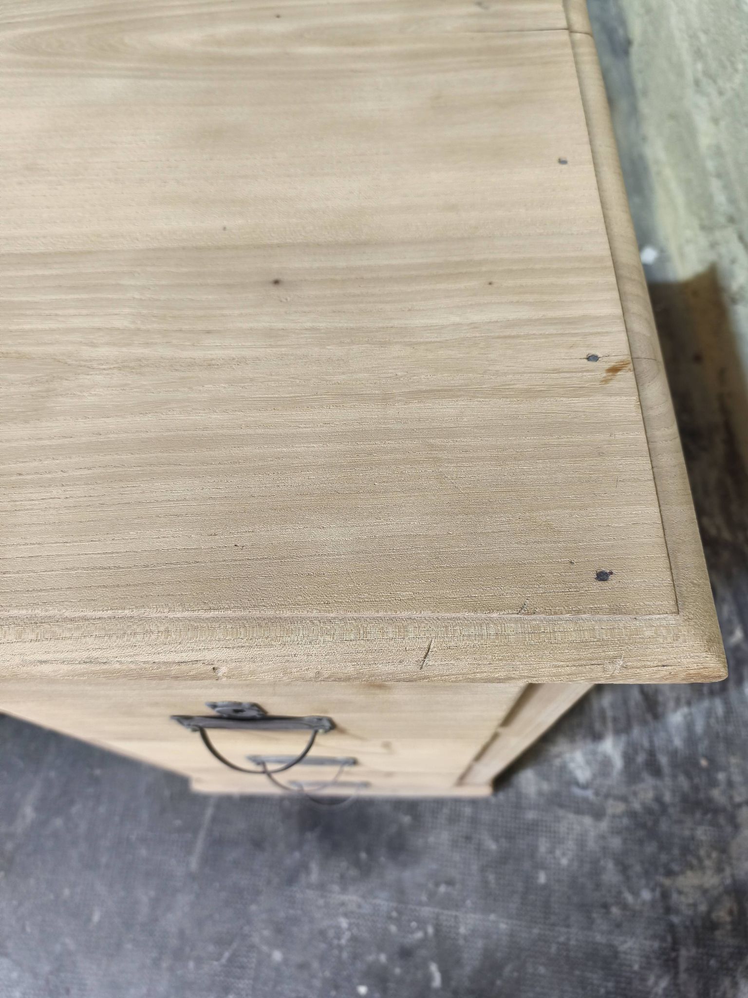 Desk in solid elm with natural airbrushing