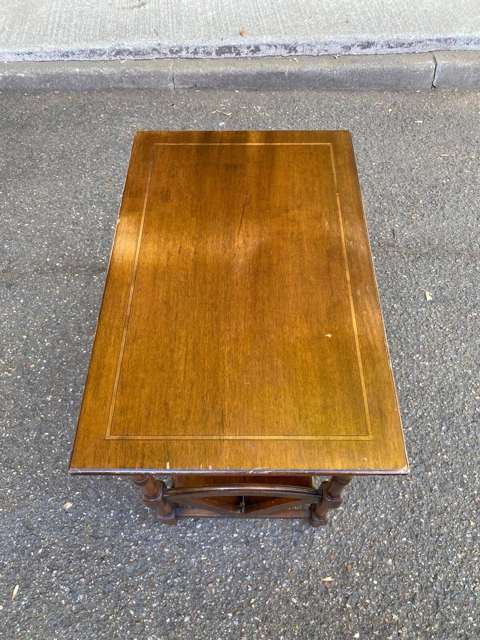 Meuble porte-revues table d'appoint en bois teinté style anglais néo-classi