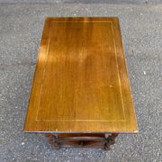 Meuble porte-revues table d'appoint en bois teinté style anglais néo-classi