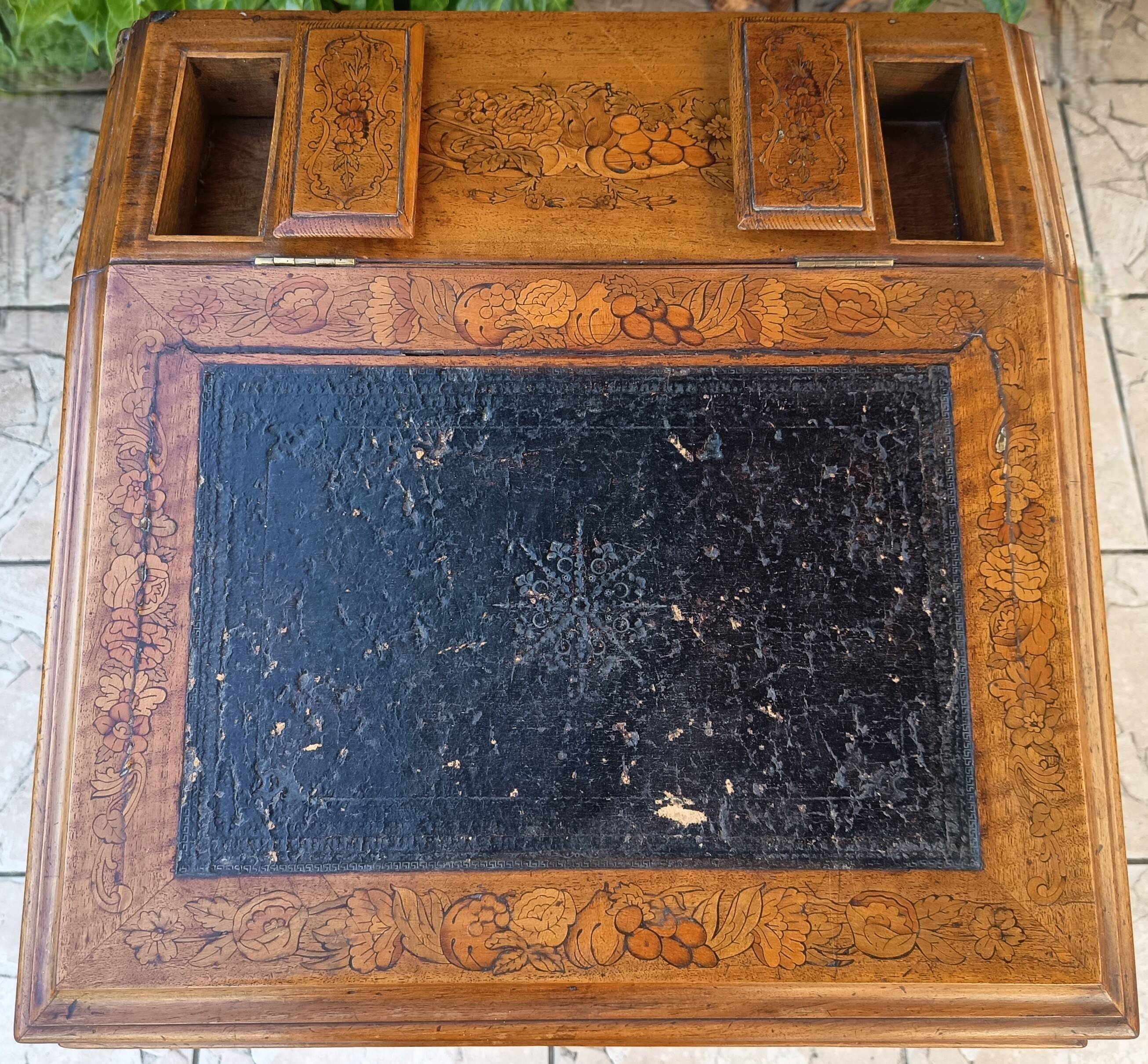 Davenport desk in marquetry walnut, Victorian period.