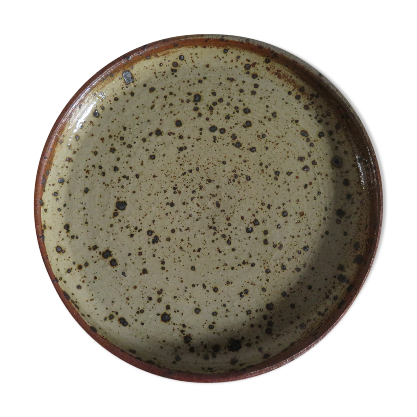 Round dish in varnished sandstone