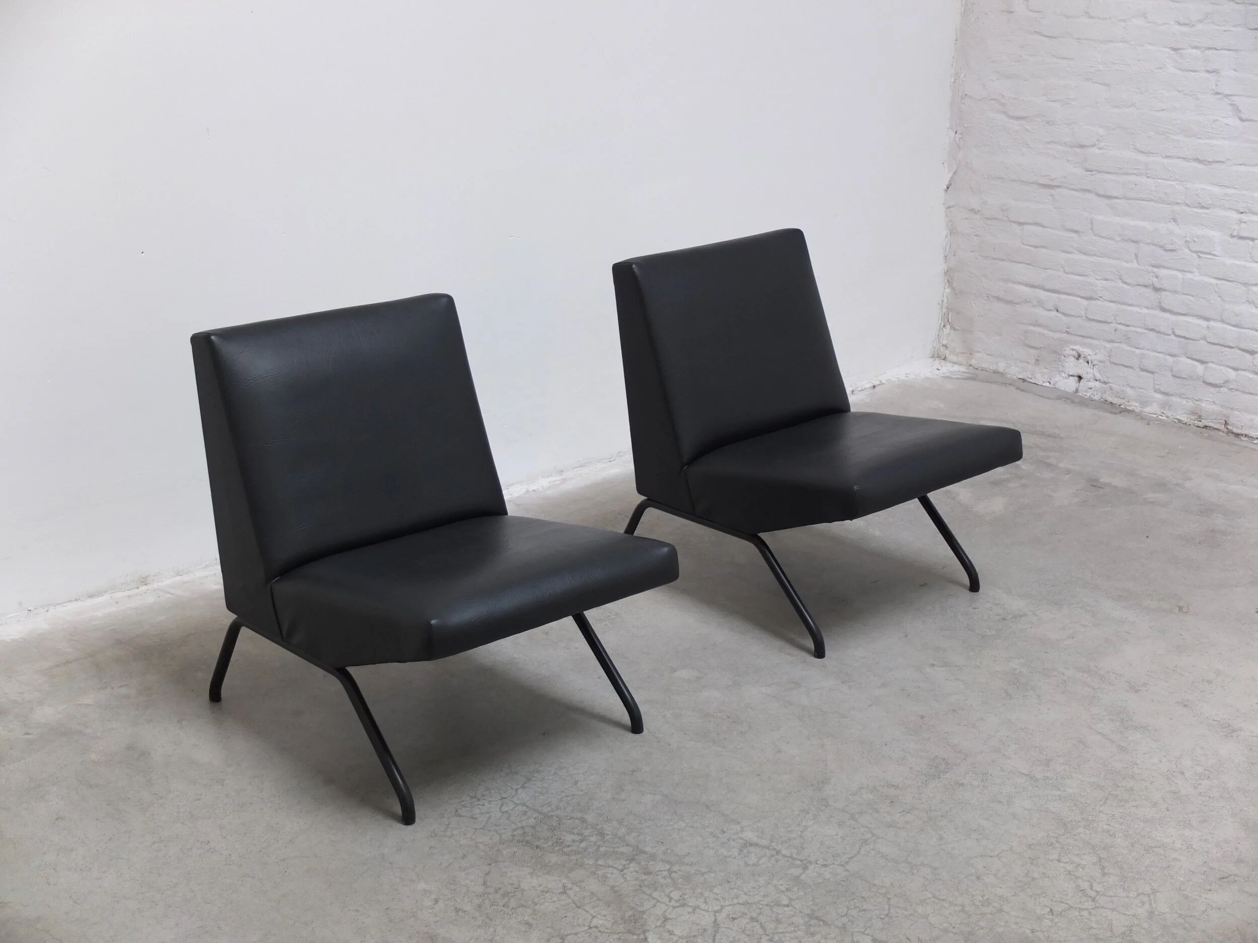 Pair of 'Visiteur' easy chairs by Pierre Guariche for Meurop, 1961