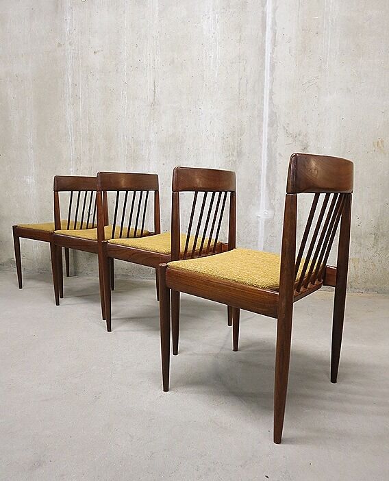 Set of 4 dining room chairs