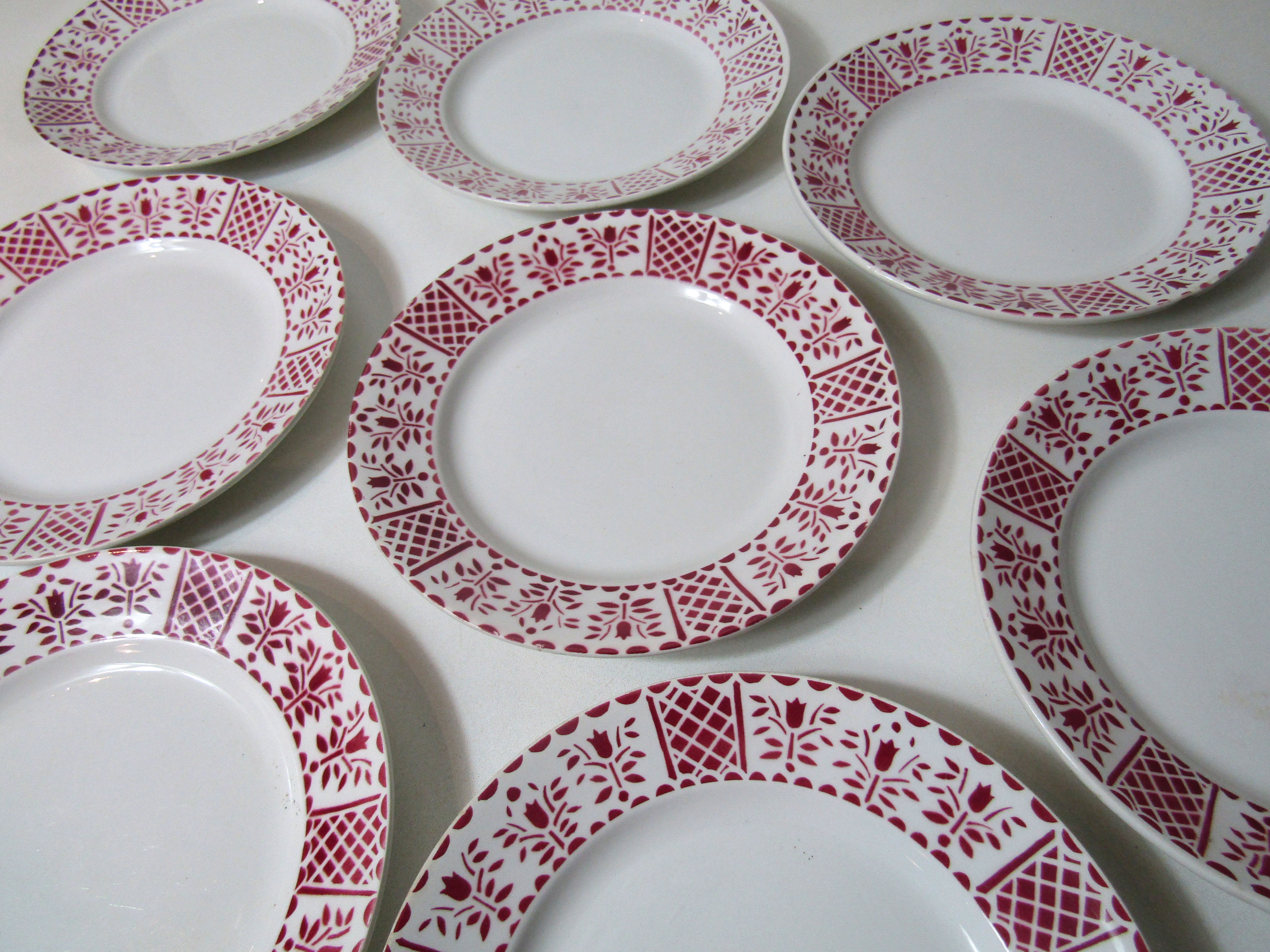 8 flat plates Moulin des Loups model red stone