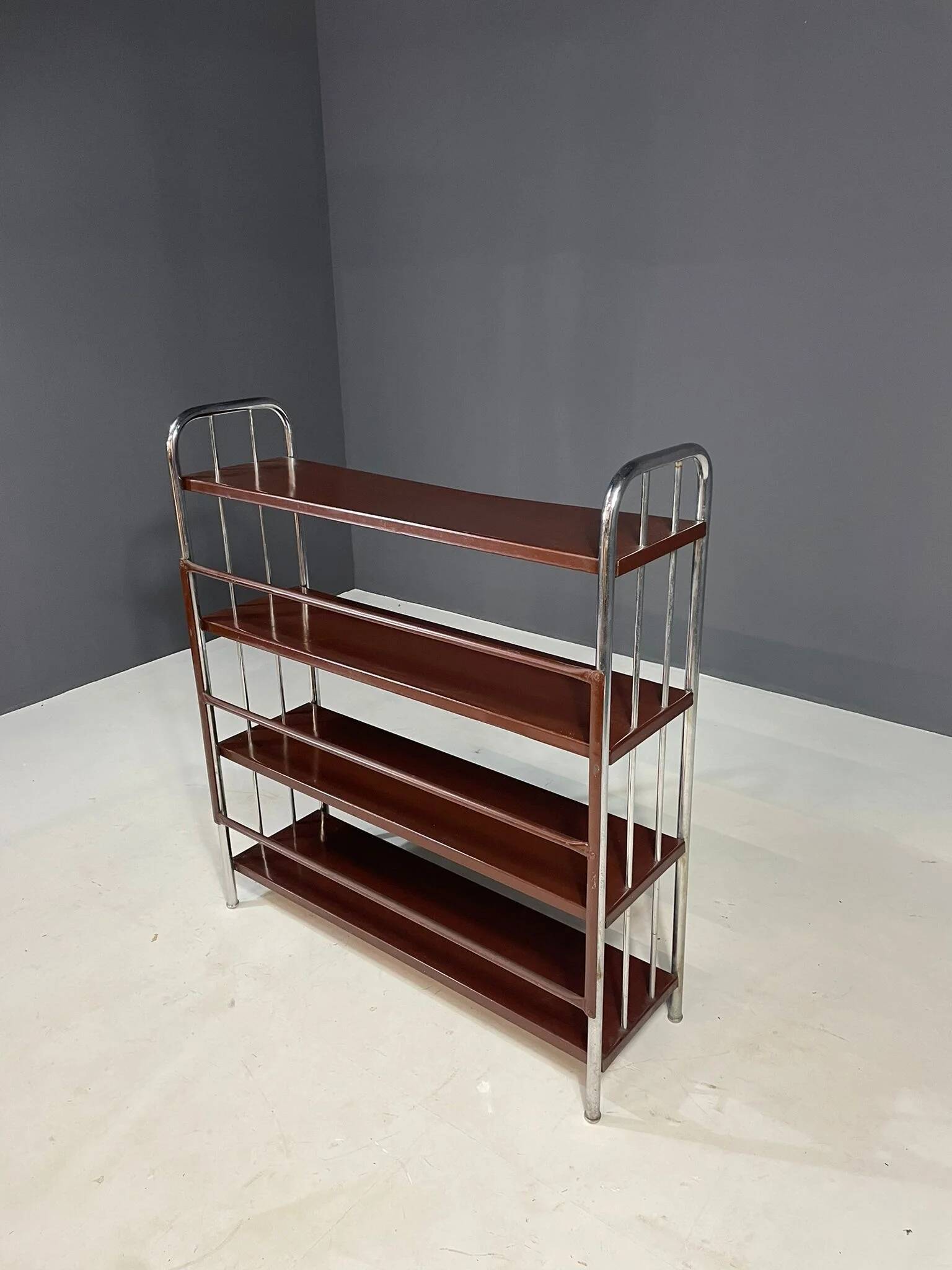 Étagère chromée Bauhaus en acier plié et tôle, Europe années 1930