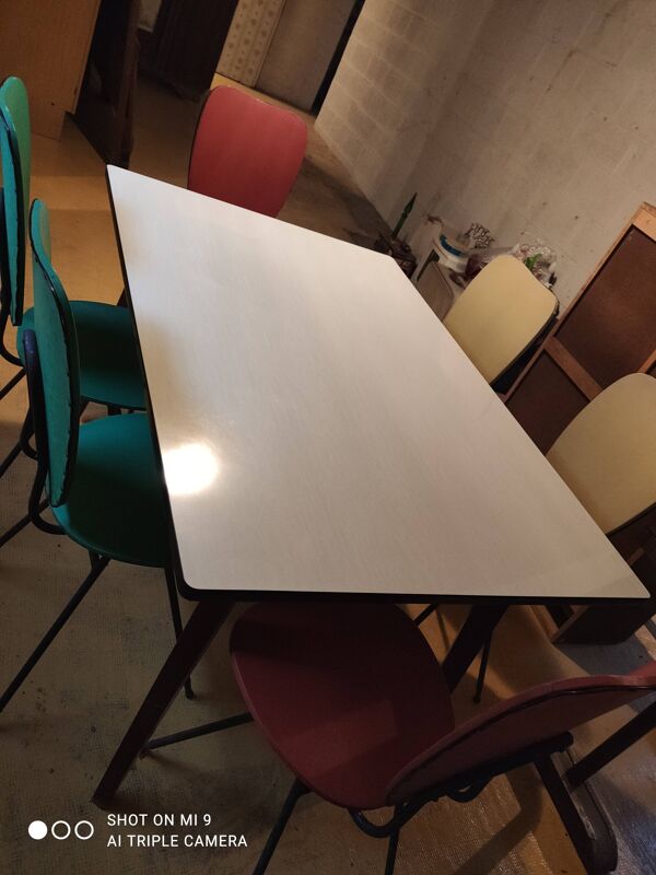 Table Formica et chaises colorées
