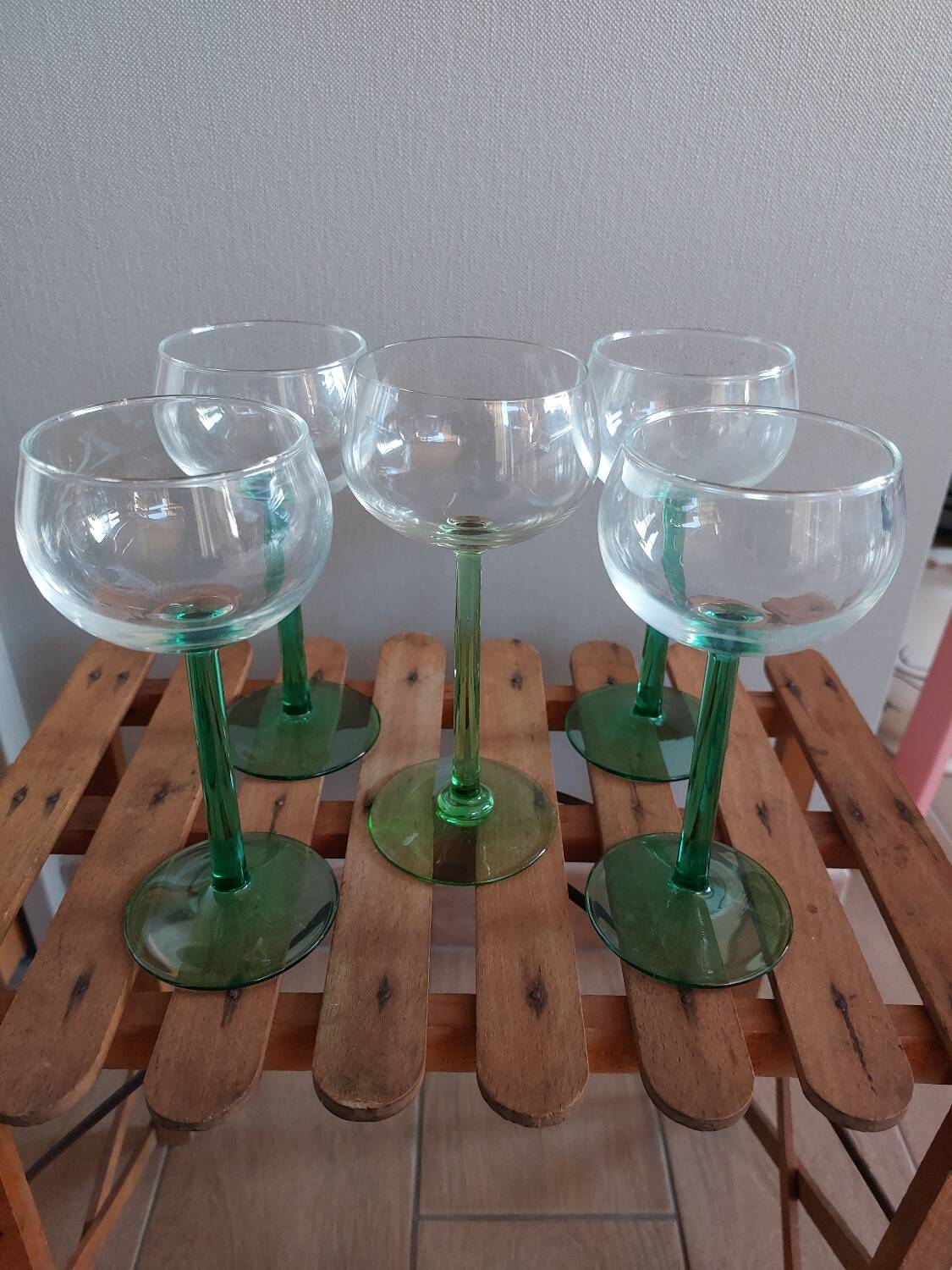 Verres à vin blanc pied vert