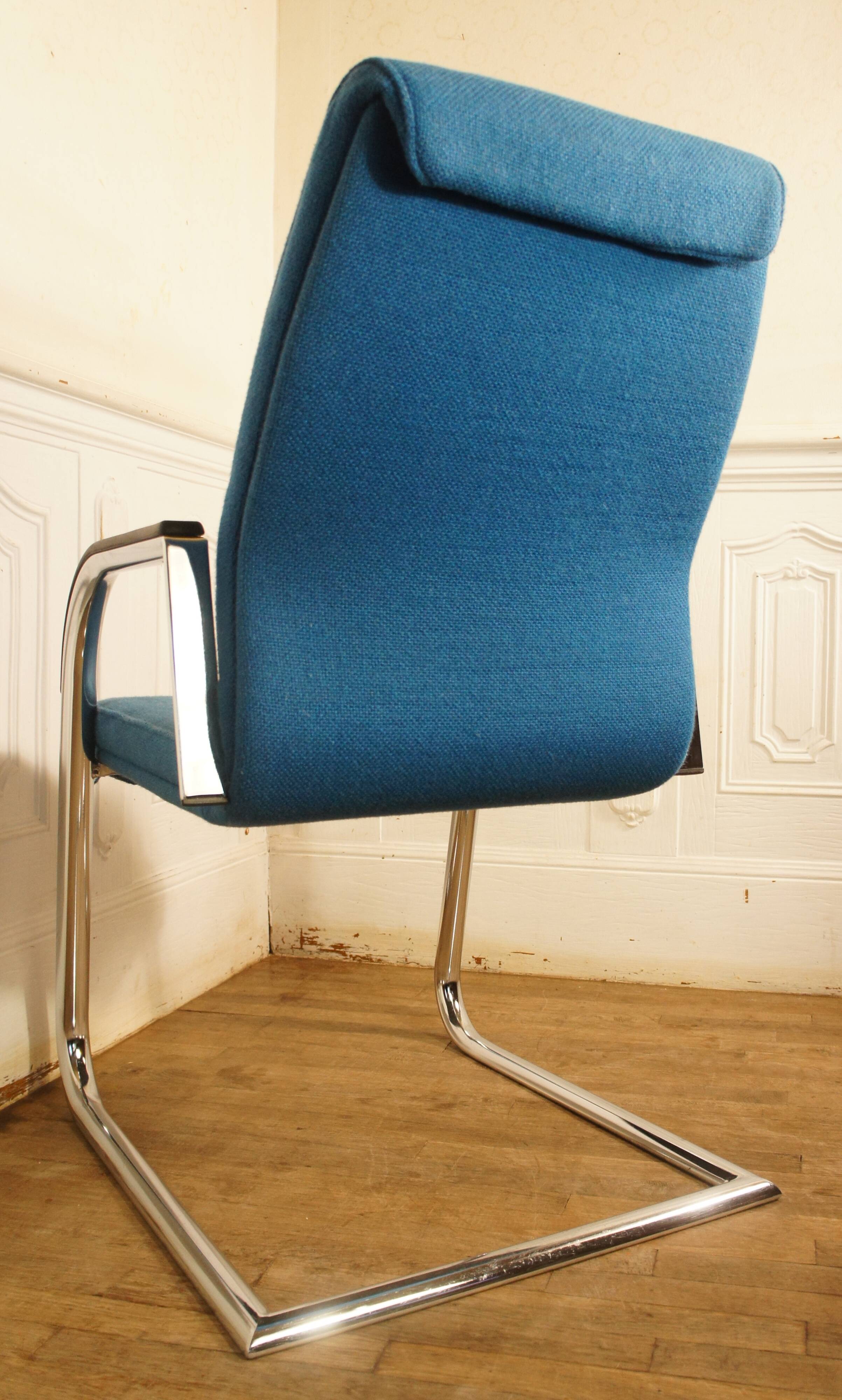 Cantilever chair with chrome metal armrests & blue wool