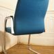 Chaise cantilever à accoudoirs en métal chromé & laine bleue