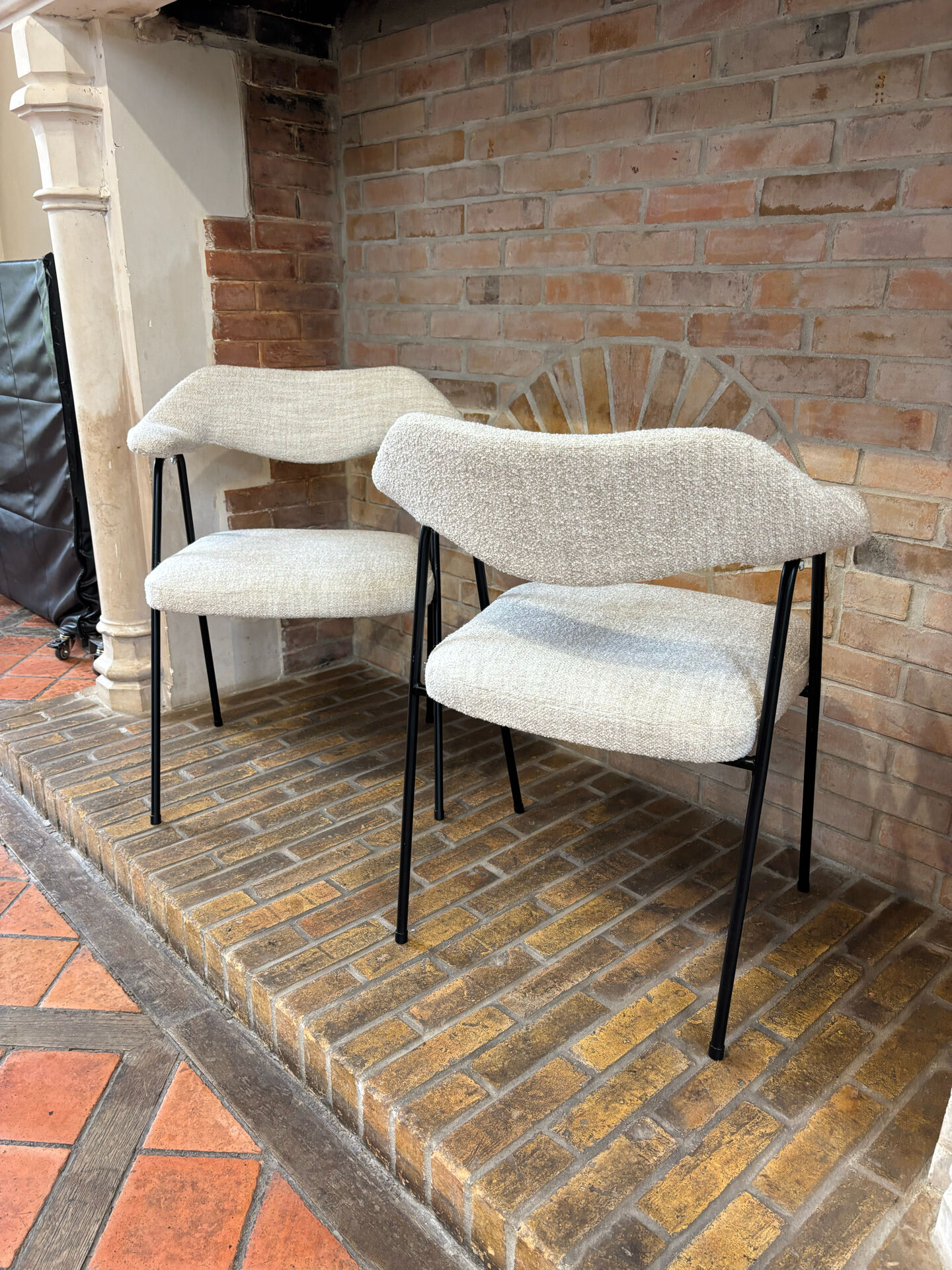 Paire de fauteuils Lucien et Robin Day modèle 675