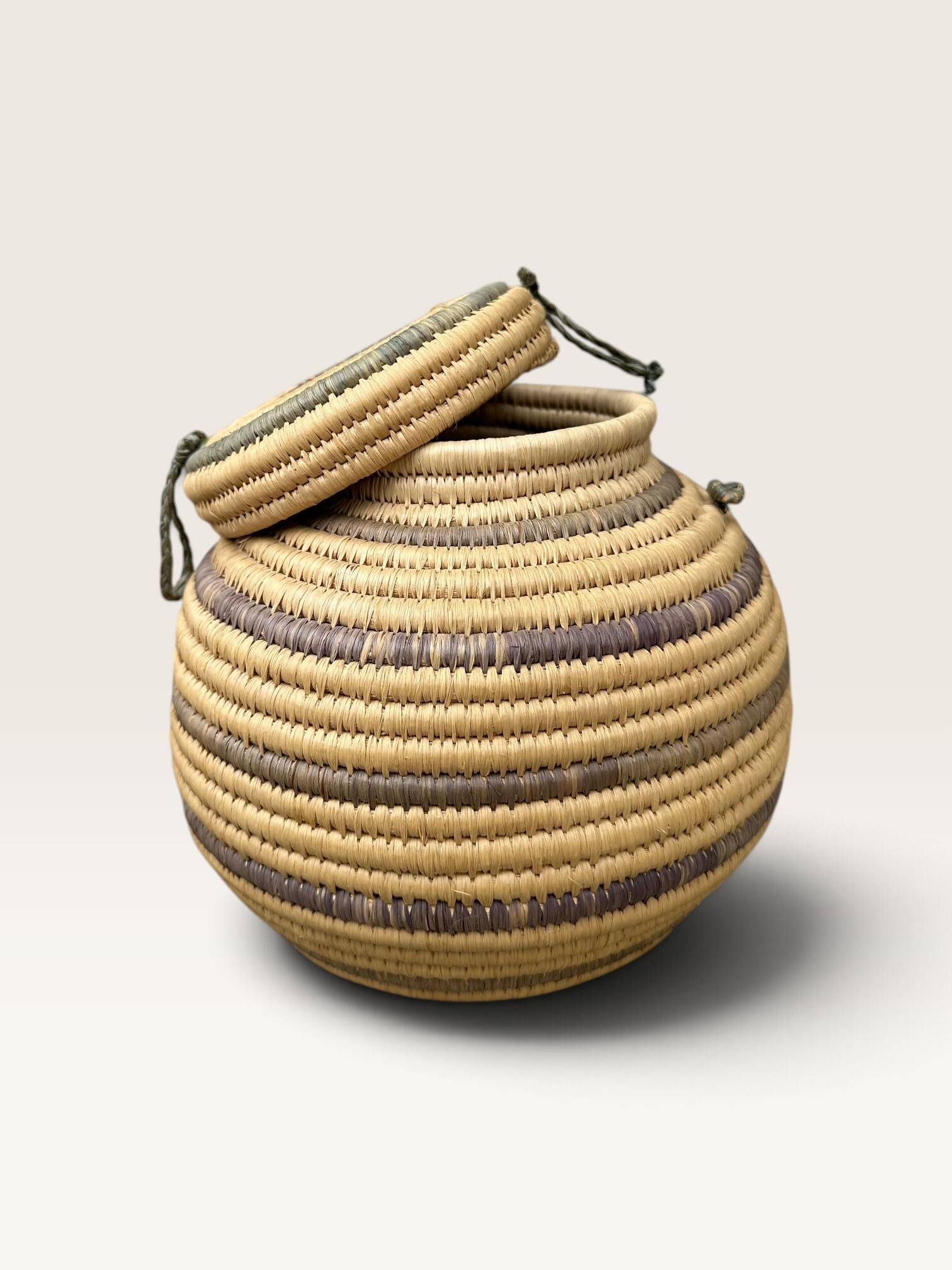 Panier couvert d'artisanat africain