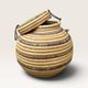 Panier couvert d'artisanat africain