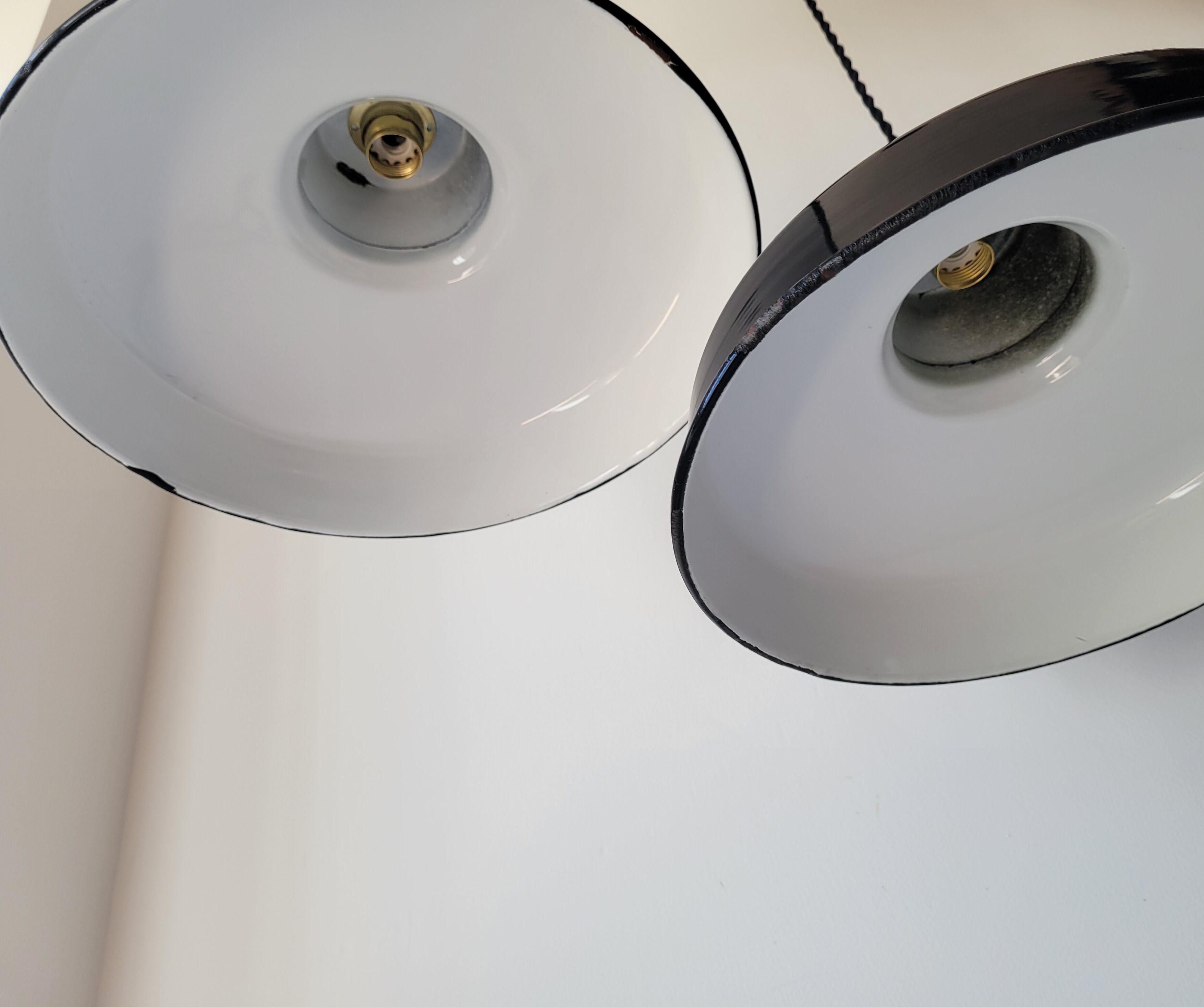 Duo of suspensions in enamelled sheet metal