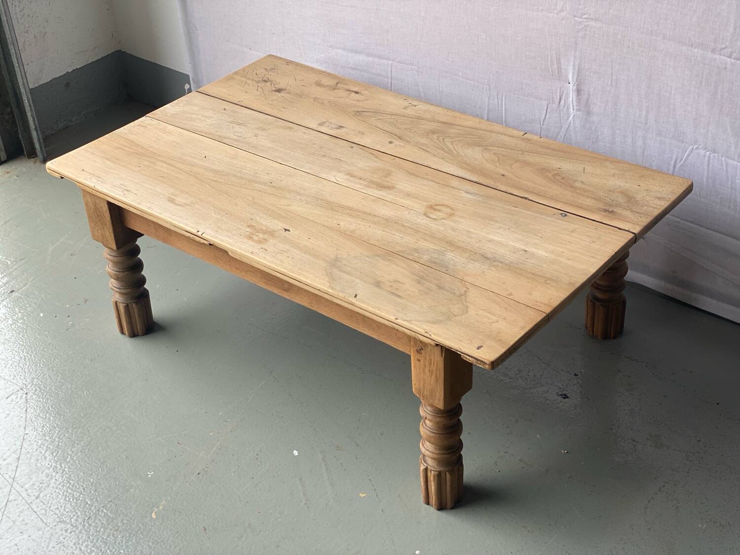 Table basse vintage en bois massif brut avec pieds sculptés
