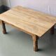 Table basse vintage en bois massif brut avec pieds sculptés