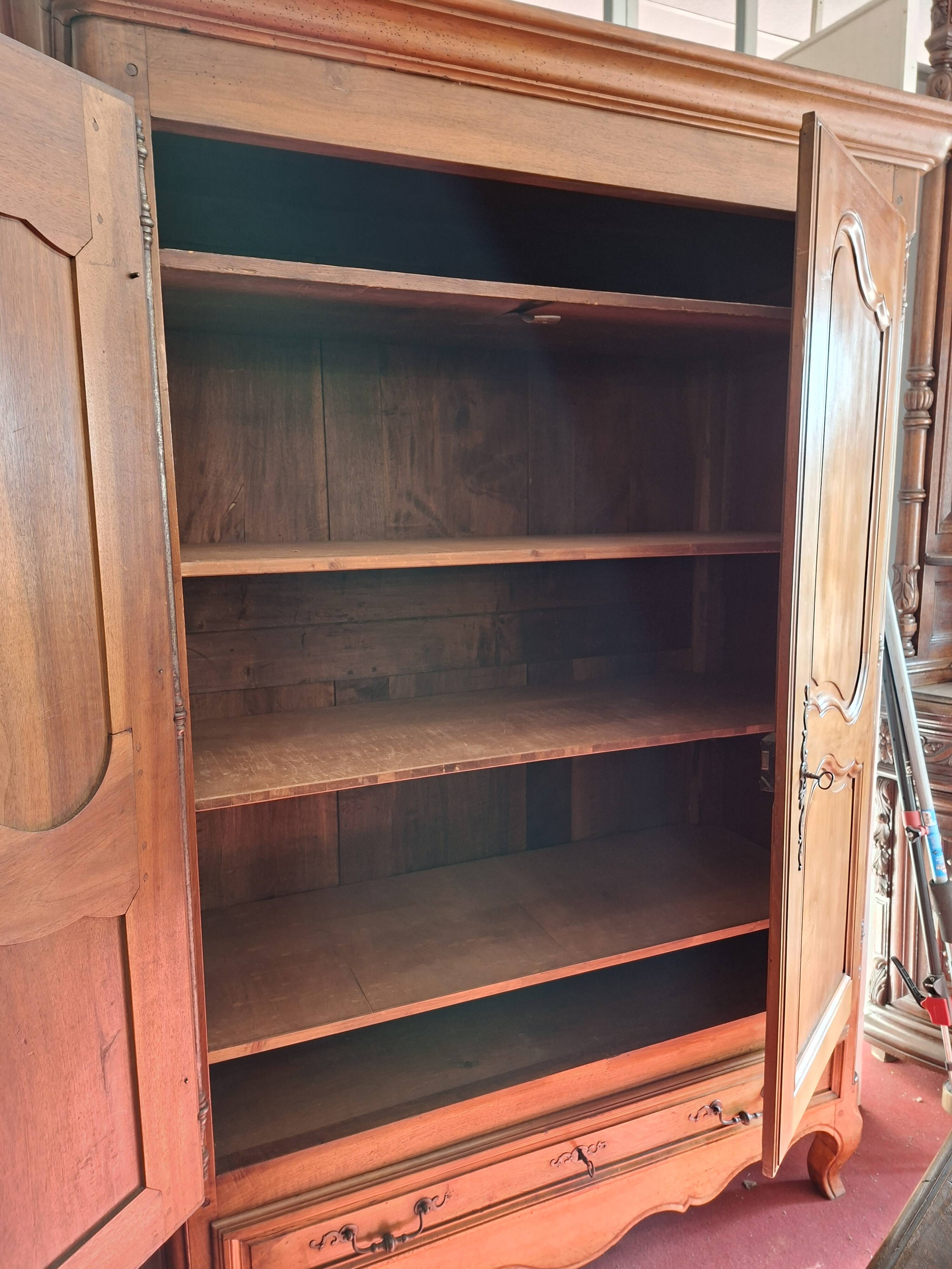 Louis XV period wardrobe in solid walnut from the 18th century.