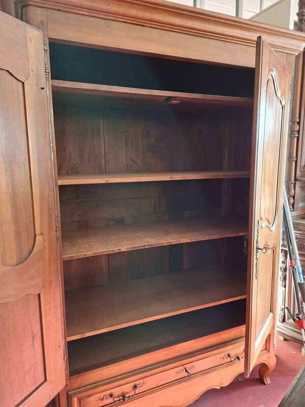 Armoire époque Louis XV en noyer massif époque XVIIIeme