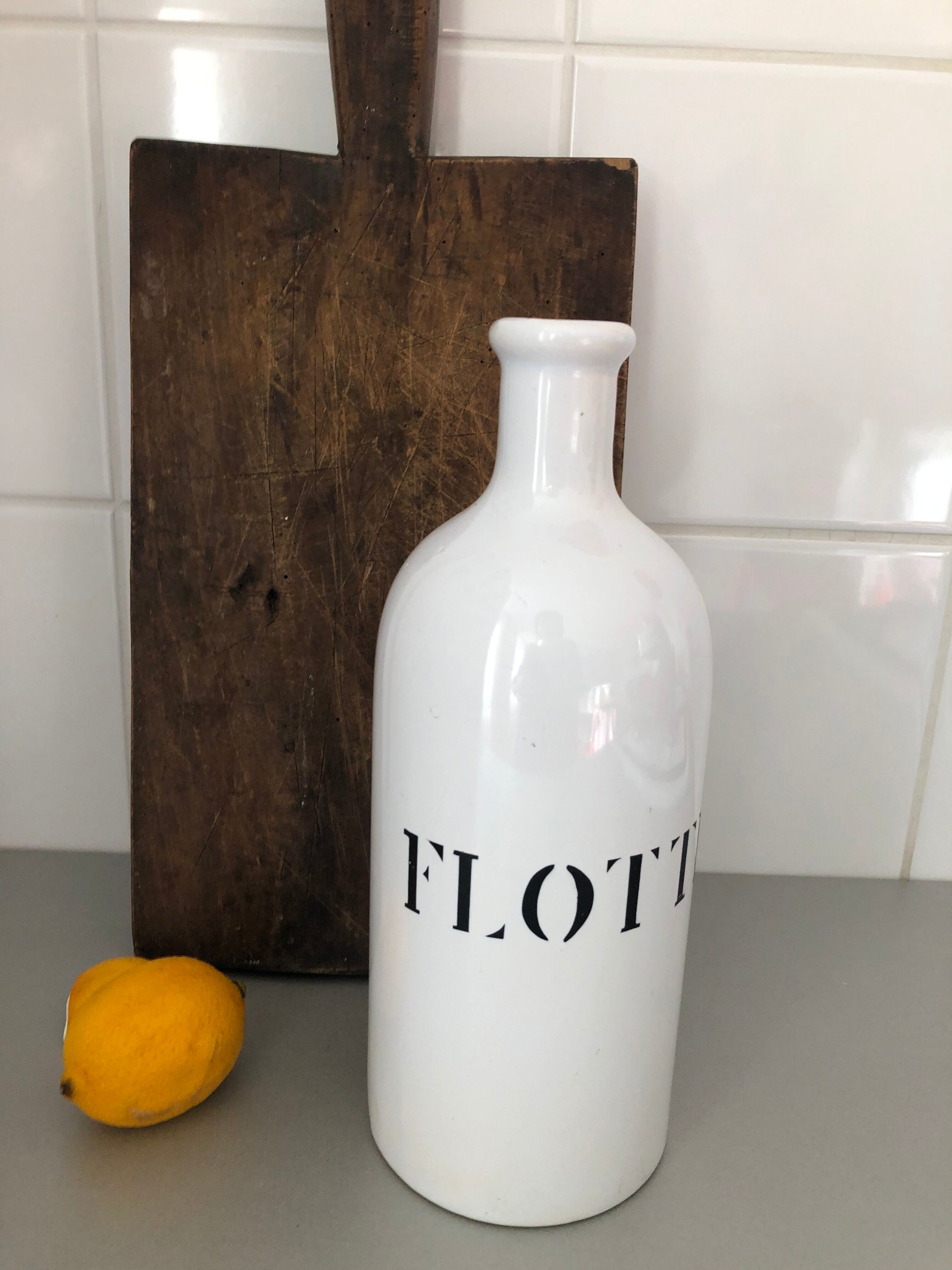 Bottle white ceramic "fleet"