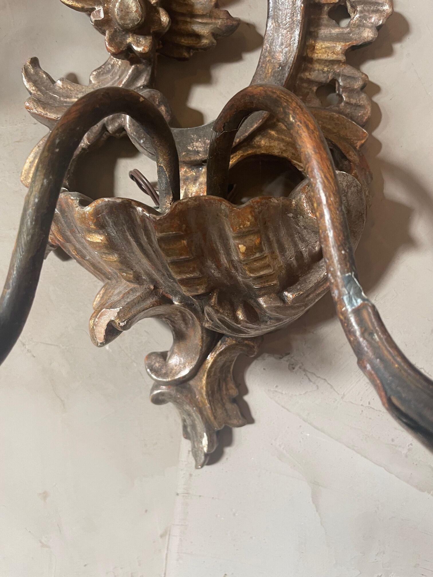 Paire d'appliques en bois sculpté