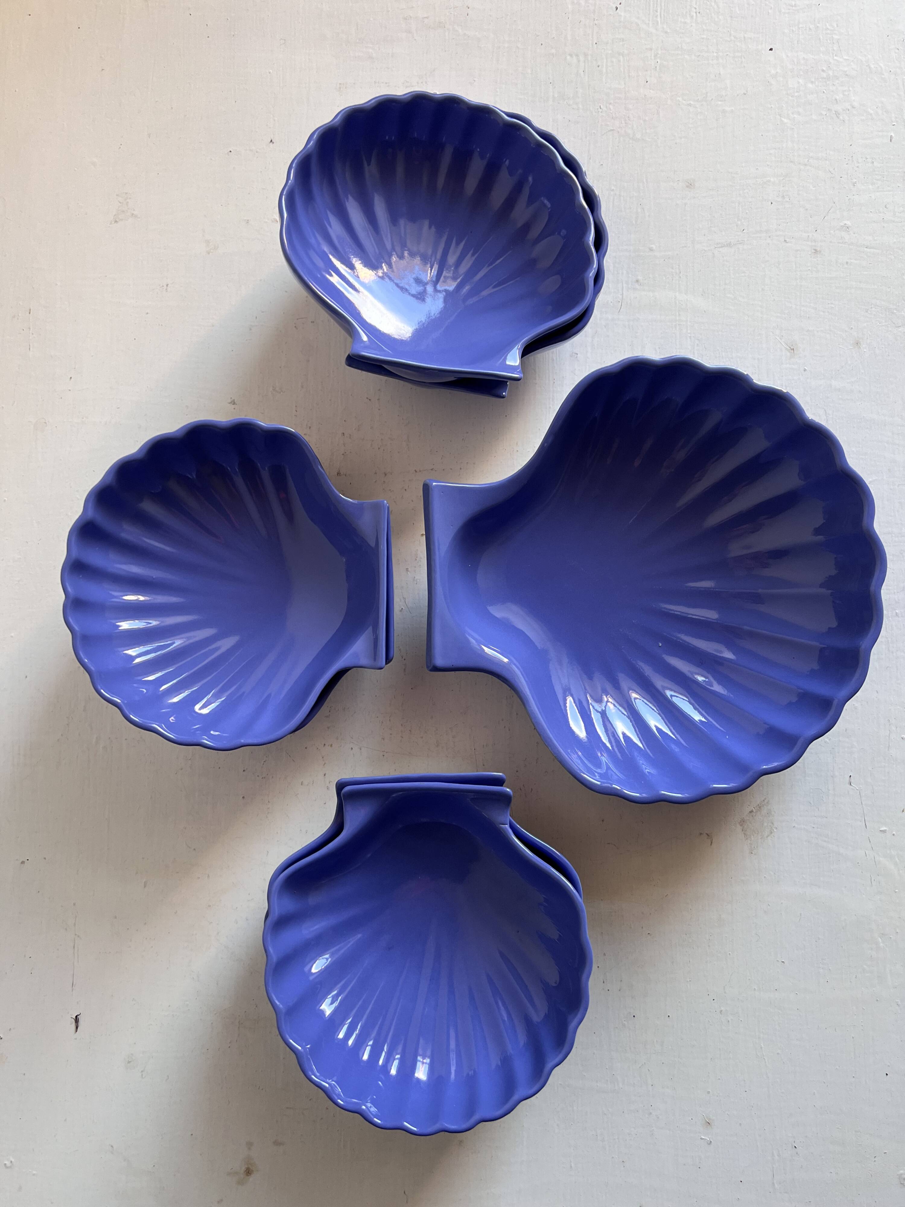 Shell-shaped ceramic service
