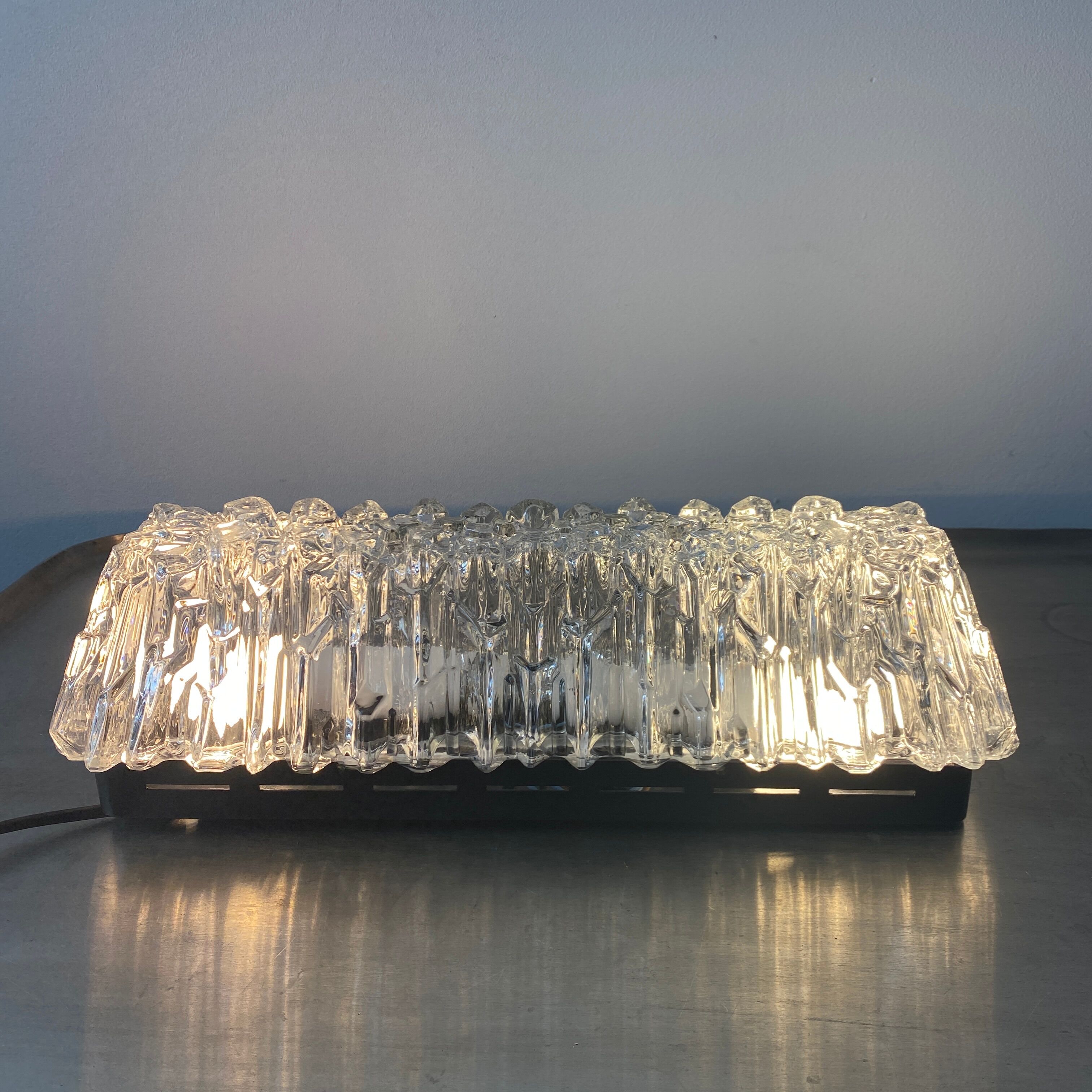 LOT 2 OLD VINTAGE WALL LAMPS IN MOLDED GLASS