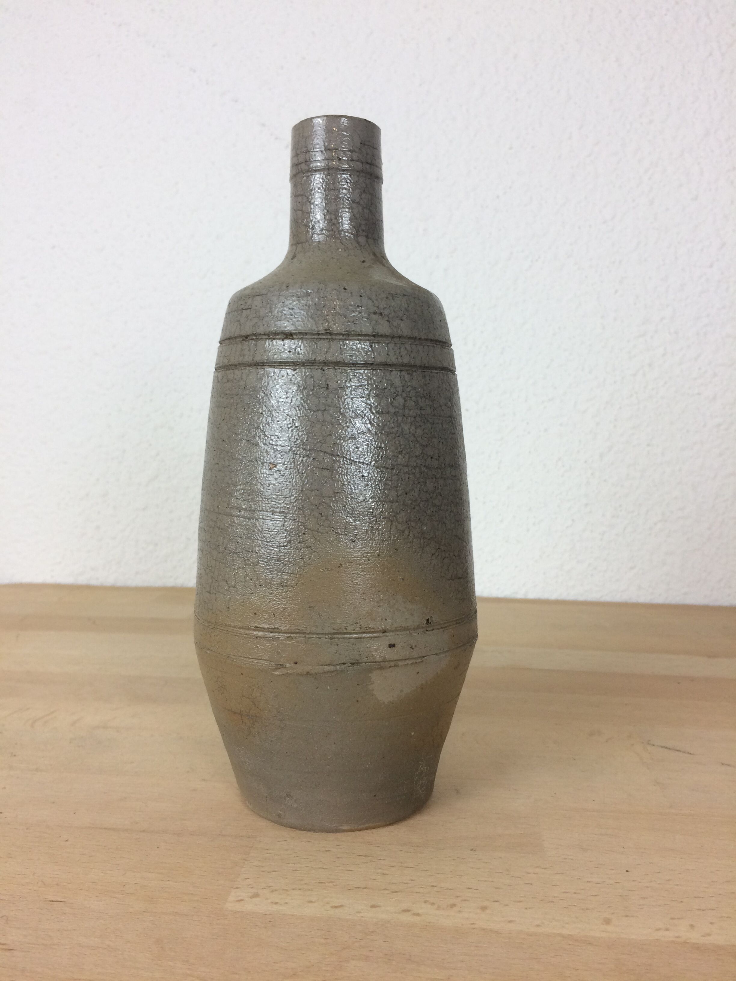 Bottle-shaped sandstone soliflore vase