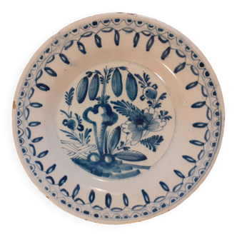 Ancienne assiette en faience émaillée / Décor floral bleu